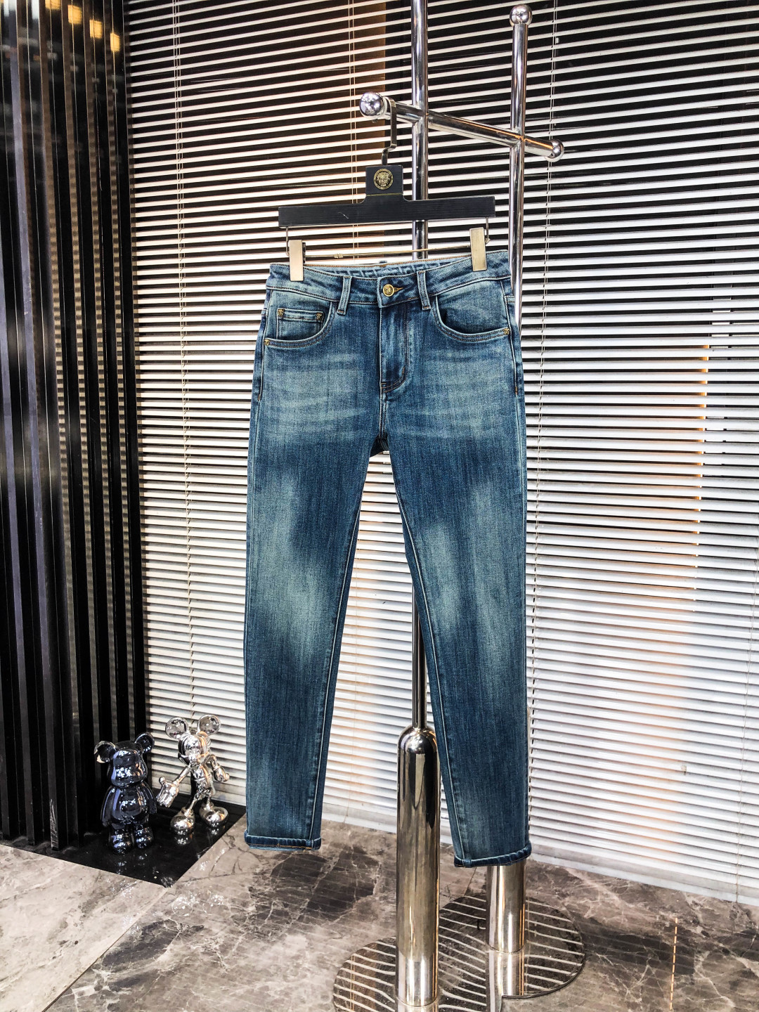 NO:546452,.Versey. The official counter is released simultaneously on the counter, 2025SS autumn and winter new men's casual jeans, original single quality, customized original denim fabric for counter, logo pattern design, 5-pants original hardware and auxiliary materials decoration, three-dimensional and clear, f super trendy and personalized, fashionable and stylish on the upper body!  Trendy men's must-have items, 29-38, versace, jeans, alexander wang19860909.范思哲.官网专柜同步发售,2025SS秋冬新品男士休闲牛仔裤,原单品质,专柜定制原版牛仔面料,logo图案设计,5裤身原版五金辅料装饰,立体清晰,f超级潮流个性,上身时尚有型！潮男必备单品 码数29-38,,versace,jeans,alexander wang,Men's clothing