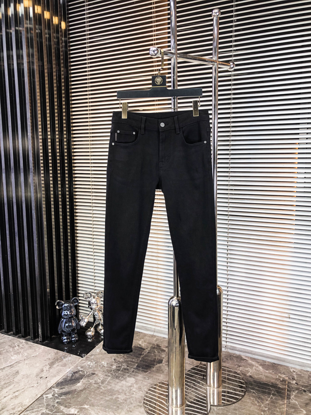 NO:546459,.Balenciaga. The official counter is released simultaneously on the 2025SS autumn and winter new men's casual jeans, original single quality, customized original denim fabric for counter, logo pattern design, original hardware and accessories for 5 trousers, three-dimensional and clear, f super trendy and individual, fashionable and stylish upper body!  Trendy men's must-have items, 29-38, balenciaga, jeans, alexander wang19860909.巴黎世家.官网专柜同步发售,2025SS秋冬新品男士休闲牛仔裤,原单品质,专柜定制原版牛仔面料,logo图案设计,5裤身原版五金辅料装饰,立体清晰,f超级潮流个性,上身时尚有型！潮男必备单品 码数29-38,,balenciaga,jeans,alexander wang,Men's clothing