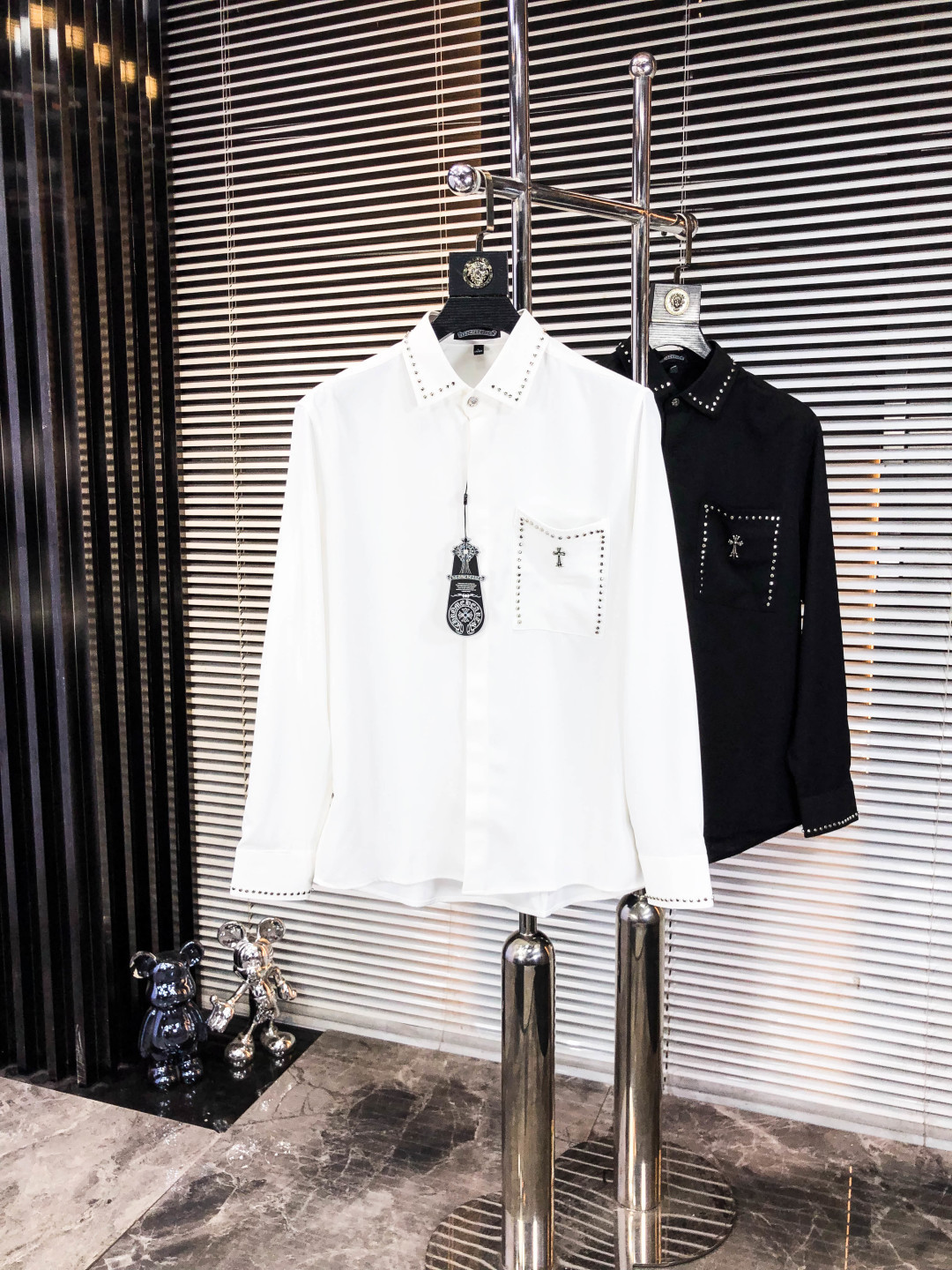 NO:546475,.Croxin. A new fashion product for men's long-sleeved shirt for four seasons. It is made of high-end top-grade fabrics and never pills. It is comfortable and exquisite, with excellent upper body effect. The original LOGO matching of luxury brand fully reflects the temperament and taste of men. Fashion and elegant. Aristocratic background. L simple and delicate design. Perfect cutting. The materials are meticulous. The feel is soft and comfortable. Gorgeous colors show the atmosphere!  Counter size M-3XL.m wear 175/130 catties, chrome hearts, alexander wang19860909.克罗心. 四季款时尚新品男士长袖衬衣 同步采用高档顶级面料 绝不起球 舒适精致,上身效果极佳 奢华品牌原版LOGO搭配 充分体现男人的气质与品位 时尚优雅 贵族底蕴 L简洁细腻的设计 裁剪完美 用料一丝不苟 手感柔软舒适 华丽色彩 彰显大气！专柜尺码M-3XL.m穿175/130斤,,chrome hearts,alexander wang,Men's clothing