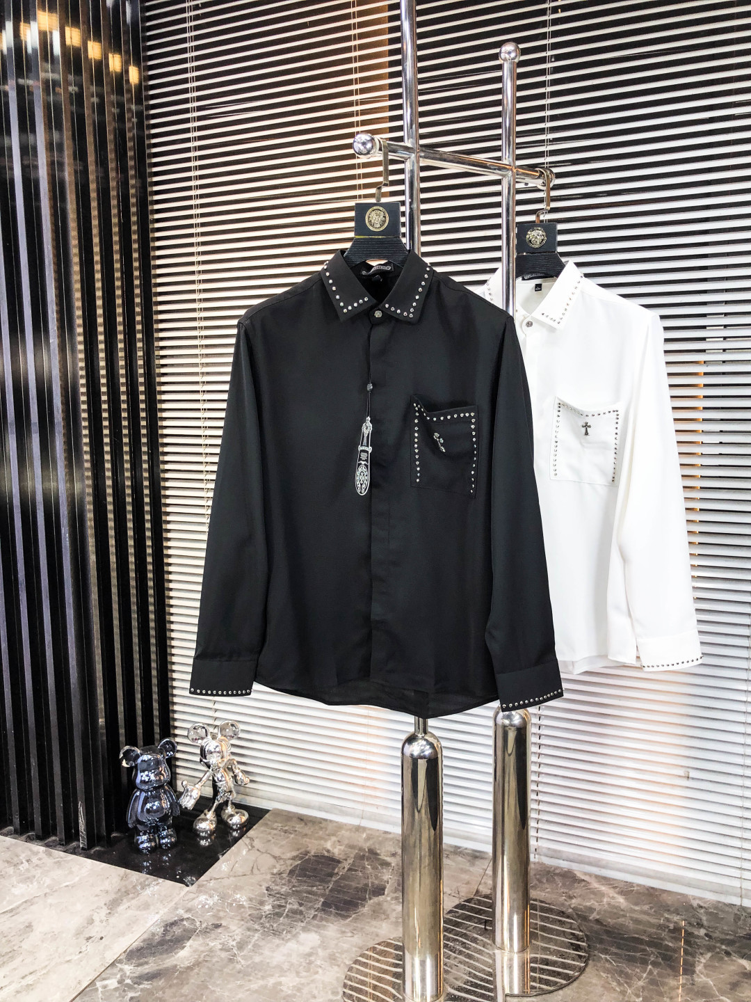 NO:546482,.Croxin, a four-season fashion new men's long-sleeved shirt, is used simultaneously with high-end top-grade fabrics, never pilling, comfortable and exquisite, with excellent upper body effect. Luxury brand original LOGO matching fully reflects the temperament and taste of a man. Fashion and elegant, noble background. L simple and delicate design. Perfect cutting. Meticulous materials are used. Soft and comfortable in the hand. Gorgeous colors show the atmosphere!  Counter size M-3XL.m wear 175/130 catties, chrome hearts, alexander wang19860909.克罗心 四季款时尚新品男士长袖衬衣 同步采用高档顶级面料 绝不起球 舒适精致,上身效果极佳 奢华品牌原版LOGO搭配 充分体现男人的气质与品位 时尚优雅 贵族底蕴 L简洁细腻的设计 裁剪完美 用料一丝不苟 手感柔软舒适 华丽色彩 彰显大气！专柜尺码M-3XL.m穿175/130斤,,chrome hearts,alexander wang,Men's clothing