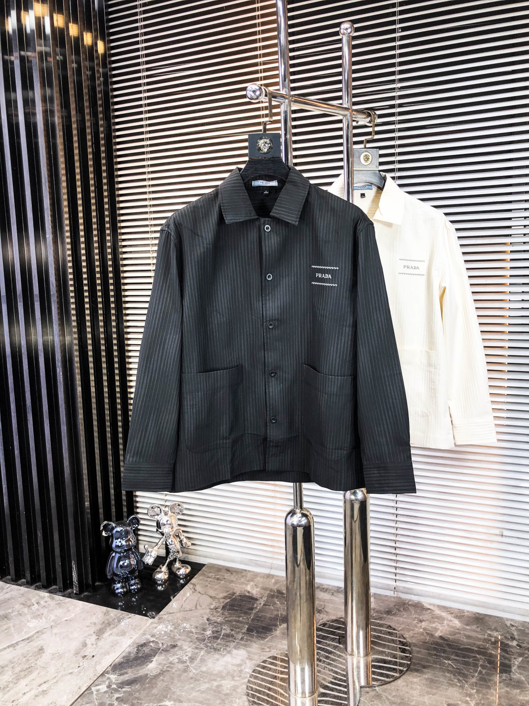 NO:546490,.Prada, a four-season fashion new men's long-sleeved shirt, is used simultaneously with high-end top-grade fabrics, never pilling, comfortable and exquisite, with excellent upper body effect. The original LOGO matching of luxury brand fully reflects the temperament and taste of men. Fashion and elegant, noble background. L simple and delicate design. Perfect cutting. Meticulous materials are used. Soft and comfortable in the hand. Gorgeous colors show the atmosphere!  Counter size M-3XL.m wear 175/130 catties, prada, alexander wang19860909.普拉达 四季款时尚新品男士长袖衬衣 同步采用高档顶级面料 绝不起球 舒适精致,上身效果极佳 奢华品牌原版LOGO搭配 充分体现男人的气质与品位 时尚优雅 贵族底蕴 L简洁细腻的设计 裁剪完美 用料一丝不苟 手感柔软舒适 华丽色彩 彰显大气！专柜尺码M-3XL.m穿175/130斤,,prada,alexander wang,Men's clothing