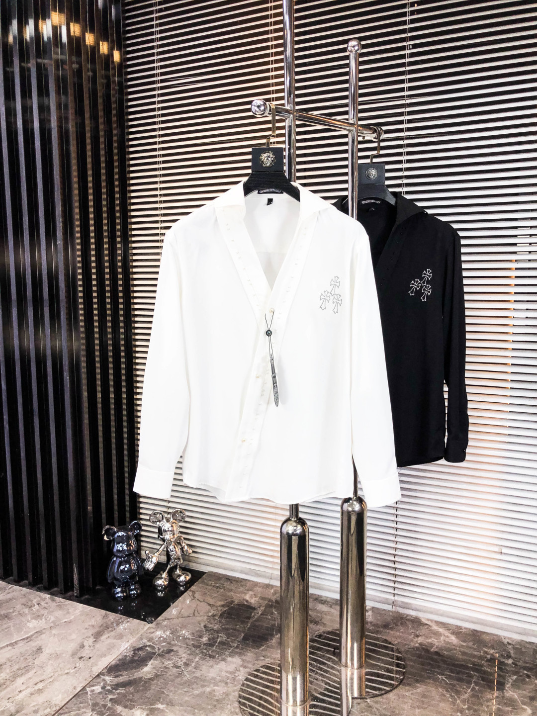 NO:546498,.Croxin, a four-season fashion new men's long-sleeved shirt, is used simultaneously with high-end top-grade fabrics, never pilling, comfortable and exquisite, with excellent upper body effect. Luxury brand original LOGO matching fully reflects the temperament and taste of a man. Fashion and elegant, noble background. L simple and delicate design. Perfect cutting. Meticulous materials are used. Soft and comfortable in the hand. Gorgeous colors show the atmosphere!  Counter size M-3XL.m wear 175/130 catties, chrome hearts, alexander wang19860909.克罗心 四季款时尚新品男士长袖衬衣 同步采用高档顶级面料 绝不起球 舒适精致,上身效果极佳 奢华品牌原版LOGO搭配 充分体现男人的气质与品位 时尚优雅 贵族底蕴 L简洁细腻的设计 裁剪完美 用料一丝不苟 手感柔软舒适 华丽色彩 彰显大气！专柜尺码M-3XL.m穿175/130斤,,chrome hearts,alexander wang,Men's clothing