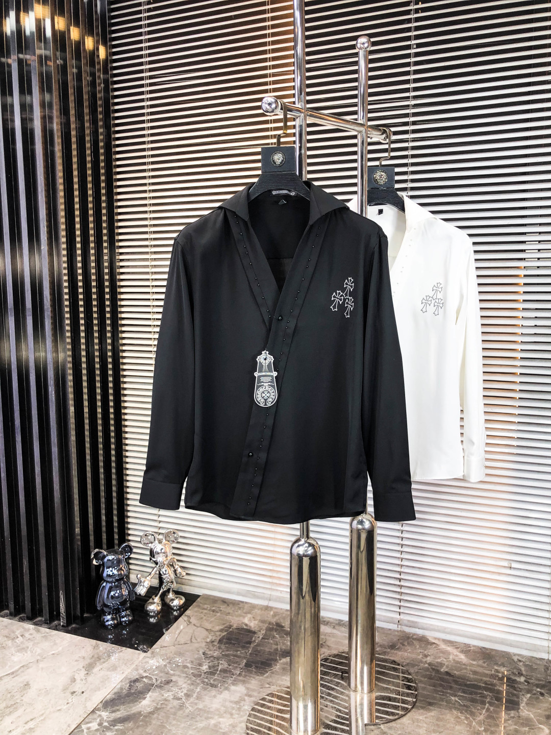 NO:546504,.Croxin. A new fashion product for men's long-sleeved shirt for four seasons. It is made of high-end top-grade fabrics and never pills. It is comfortable and exquisite, with excellent upper body effect. The original LOGO matching of luxury brand fully reflects the temperament and taste of men. Fashion and elegant. Aristocratic background. L simple and delicate design. Perfect cutting. The materials are meticulous. The feel is soft and comfortable. Gorgeous colors show the atmosphere!  Counter size M-3XL.m wear 175/130 catties, chrome hearts, alexander wang19860909.克罗心. 四季款时尚新品男士长袖衬衣 同步采用高档顶级面料 绝不起球 舒适精致,上身效果极佳 奢华品牌原版LOGO搭配 充分体现男人的气质与品位 时尚优雅 贵族底蕴 L简洁细腻的设计 裁剪完美 用料一丝不苟 手感柔软舒适 华丽色彩 彰显大气！专柜尺码M-3XL.m穿175/130斤,,chrome hearts,alexander wang,Men's clothing