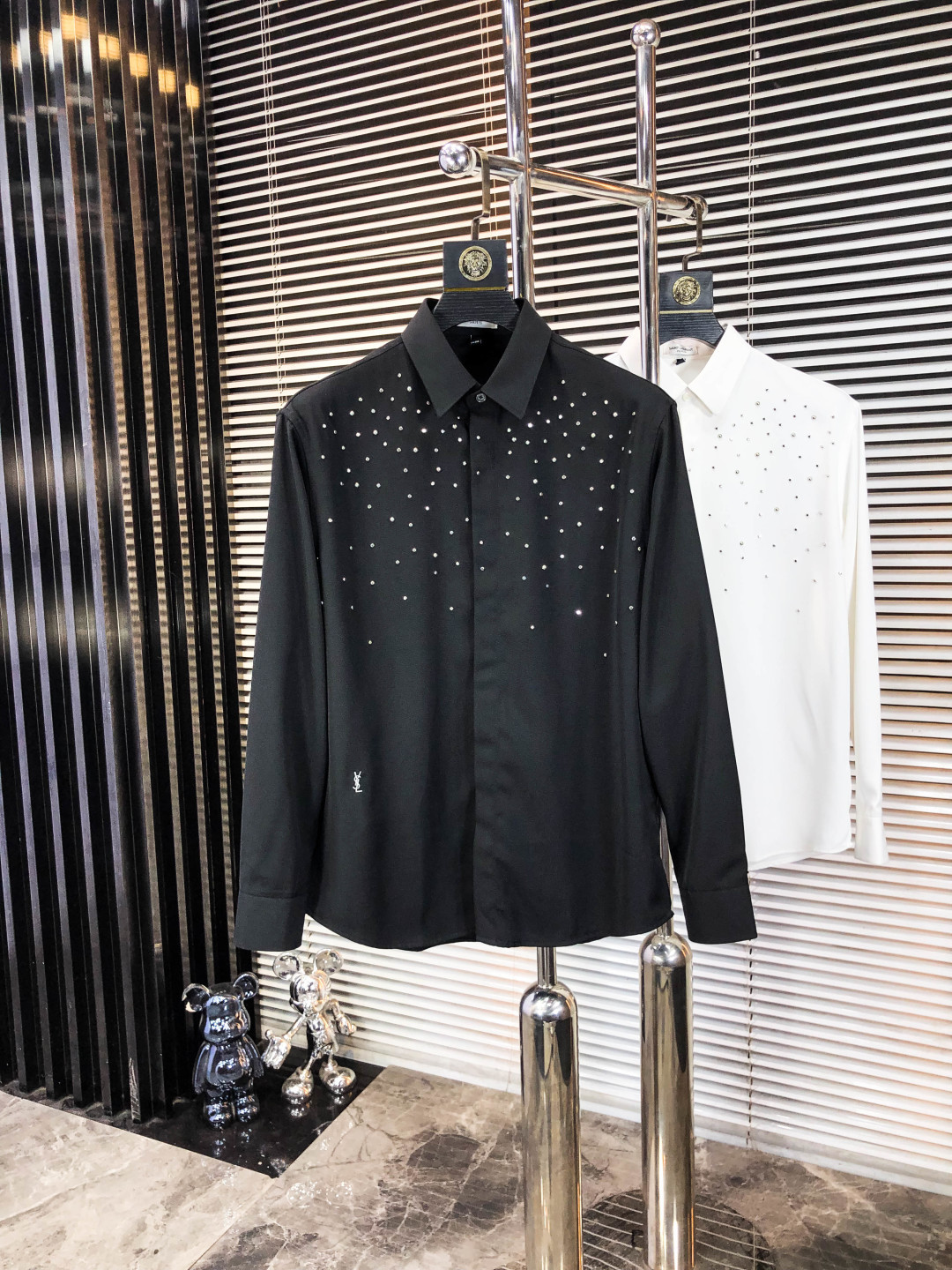 NO:546513,.Saint Laurent, a four-season fashion new men's long-sleeved shirt, is simultaneously made of high-end top-grade fabrics, never pilling, comfortable and exquisite, with excellent upper body effect. Luxury brand original LOGO matching fully reflects the temperament and taste of men. Fashion and elegant, noble background. L simple and delicate design. Perfect cutting. Meticulous materials are used. Soft and comfortable in the hand. Gorgeous colors show the atmosphere!  Counter size M-3XL.m wear 175/130 catties, saint laurent, alexander wang19860909.圣罗兰 四季款时尚新品男士长袖衬衣 同步采用高档顶级面料 绝不起球 舒适精致,上身效果极佳 奢华品牌原版LOGO搭配 充分体现男人的气质与品位 时尚优雅 贵族底蕴 L简洁细腻的设计 裁剪完美 用料一丝不苟 手感柔软舒适 华丽色彩 彰显大气！专柜尺码M-3XL.m穿175/130斤,,saint laurent,alexander wang,Men's clothing