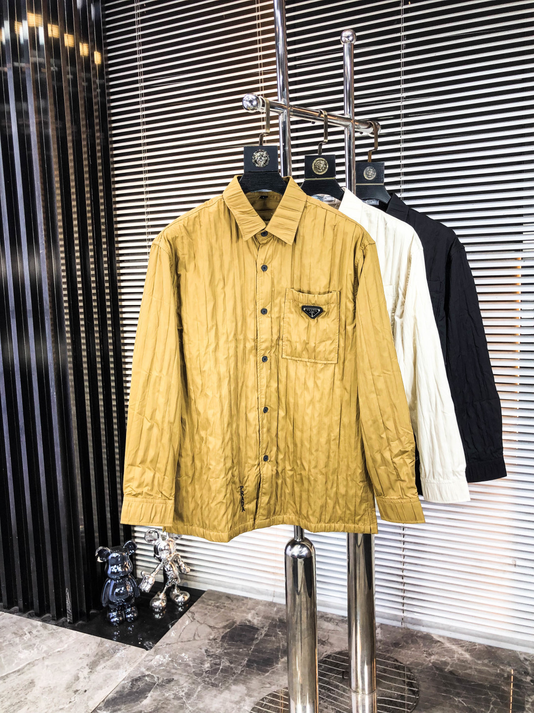 NO:546454,.Prada, a four-season fashion new men's long-sleeved shirt, is used simultaneously with high-end top-grade fabrics, never pilling, comfortable and exquisite, with excellent upper body effect. The original LOGO matching of luxury brand fully reflects the temperament and taste of men. Fashion and elegant, noble background. L simple and delicate design. Perfect cutting. Meticulous materials are used. Soft and comfortable in the hand. Gorgeous colors show the atmosphere!  Counter size M-3XL.m wear 175/130 catties, prada, alexander wang19860909.普拉达 四季款时尚新品男士长袖衬衣 同步采用高档顶级面料 绝不起球 舒适精致,上身效果极佳 奢华品牌原版LOGO搭配 充分体现男人的气质与品位 时尚优雅 贵族底蕴 L简洁细腻的设计 裁剪完美 用料一丝不苟 手感柔软舒适 华丽色彩 彰显大气！专柜尺码M-3XL.m穿175/130斤,,prada,alexander wang,Men's clothing