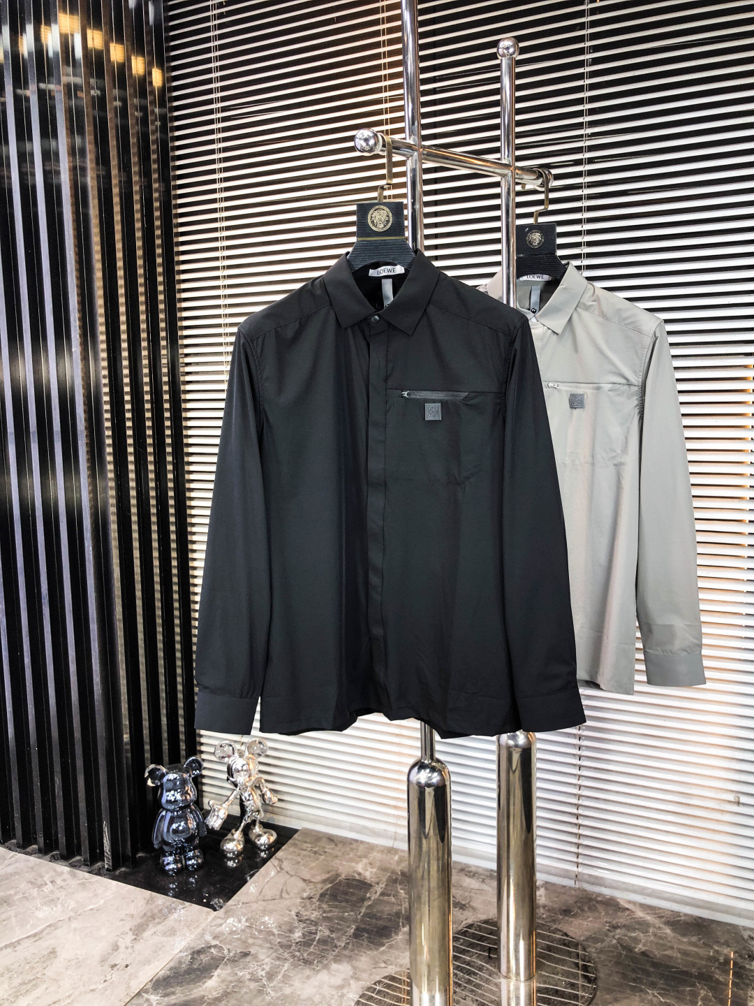 NO:546461,.Luo Yiwei, a four-season fashion new men's long-sleeved shirt, is simultaneously made of high-end top-grade fabrics, never pilling, comfortable and exquisite, with excellent upper body effect. Luxury brand original LOGO matching fully reflects the temperament and taste of a man. Fashion and elegant, noble background. L simple and delicate design. Perfect cut. Meticulous materials are used. Soft and comfortable in the hand. Gorgeous colors show the atmosphere!  Counter size M-3XL.m wear 175/130 catties, loewe, alexander wang19860909.罗意威 四季款时尚新品男士长袖衬衣 同步采用高档顶级面料 绝不起球 舒适精致,上身效果极佳 奢华品牌原版LOGO搭配 充分体现男人的气质与品位 时尚优雅 贵族底蕴 L简洁细腻的设计 裁剪完美 用料一丝不苟 手感柔软舒适 华丽色彩 彰显大气！专柜尺码M-3XL.m穿175/130斤,,loewe,alexander wang,Men's clothing