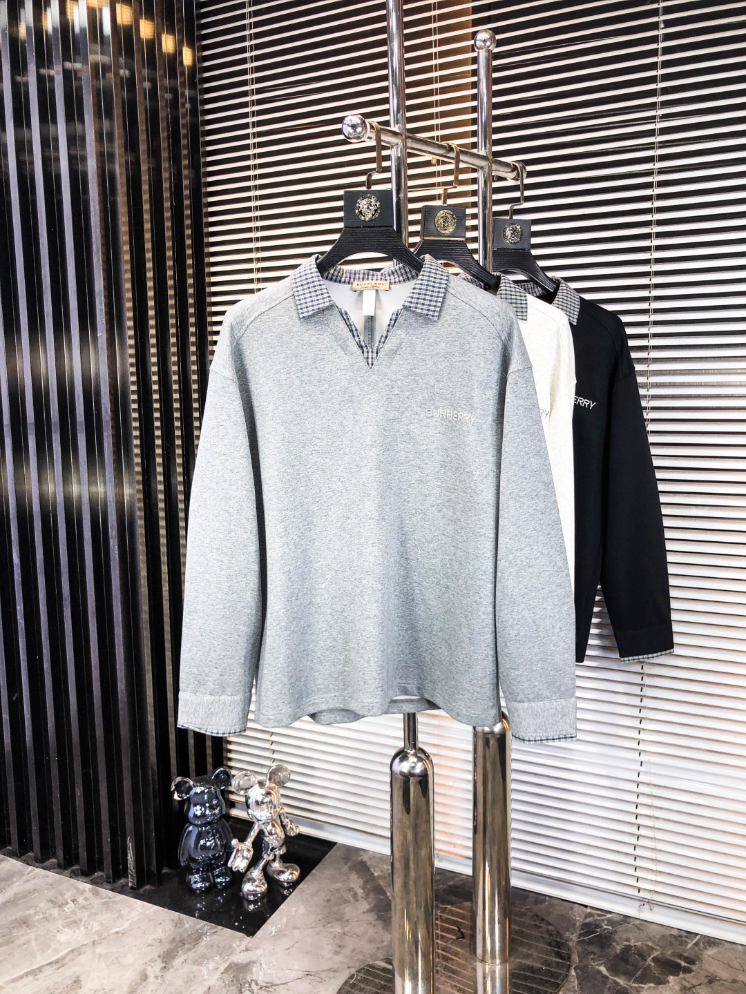 NO:546484,.Burberry. Two fake pieces. 2025 autumn and winter new letter L space cotton sweatshirt. High-quality channels!  Urban series products, created with full luxury letter logo elements, b, the best style that is a must-have for high-end temperament, g, a single item with a very tone and charm!  Original custom imported double-sided water-soluble cotton fabric, comfortable to touch, embroidered letter design effect is quite exquisite, fashionable, classic and versatile!  Size M—XXXL.m wear 175/130 catties, burberry, hoodie, sweatshirts, alexander wang19860909.巴宝莉.假两件.2025秋冬新款字母l太空棉卫衣.渠道精品！都市系列产物,奢华程度满分的字母logo元素打造,b高端气质型必入的极品款式,g一款极具腔调感与魅力的单品！ 原版定制进口双面水溶棉面料,手感舒适,刺绣字母设计效果相当精致,时尚经典百搭！ 尺码M—XXXL.m穿175/130斤,,burberry,hoodie,sweatshirts,alexander wang,Men's clothing