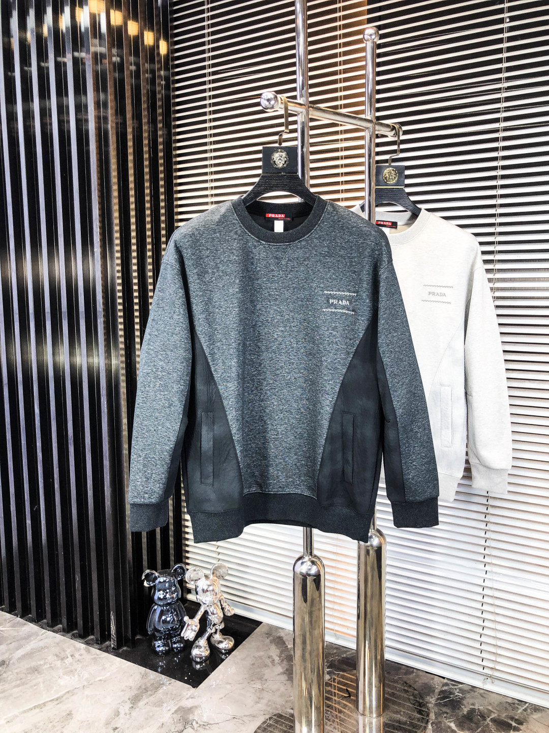 NO:546492,.Prada. 2025 autumn and winter new letter L space cotton sweatshirt. Channel quality!  Urban series products, created with full luxury letter logo elements, b, the best style that is a must-have for high-end temperament, g, a single item with a very tone and charm!  Original custom imported double-sided water-soluble cotton fabric, comfortable to touch, embroidered letter design effect is quite exquisite, fashionable, classic and versatile!  Size M—XXXL.m wear 175/130 catties, prada, hoodie, sweatshirts, alexander wang19860909.普拉达.2025秋冬新款字母l太空棉卫衣.渠道精品！都市系列产物,奢华程度满分的字母logo元素打造,b高端气质型必入的极品款式,g一款极具腔调感与魅力的单品！ 原版定制进口双面水溶棉面料,手感舒适,刺绣字母设计效果相当精致,时尚经典百搭！ 尺码M—XXXL.m穿175/130斤,,prada,hoodie,sweatshirts,alexander wang,Men's clothing