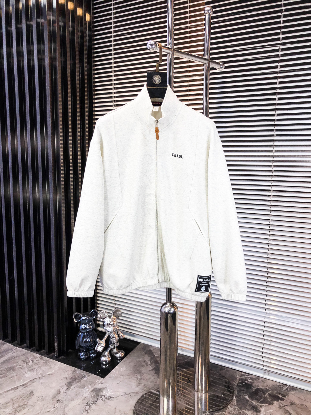 NO:546515,.Prada. 2025 autumn and winter new letter L space cotton sweatshirt jacket. Channel quality!  Urban series products, created with full luxury letter logo elements, b, the best style that is a must-have for high-end temperament, g, a single item with a very tone and charm!  Original custom imported double-sided water-soluble cotton fabric, comfortable to touch, embroidered letter design effect is quite exquisite, fashionable, classic and versatile!  Size M—XXXL.m wears 175/130 catties, prada, hoodie, sweatshirts, jackets & coats, alexander wang19860909.普拉达.2025秋冬新款字母l太空棉卫衣外套.渠道精品！都市系列产物,奢华程度满分的字母logo元素打造,b高端气质型必入的极品款式,g一款极具腔调感与魅力的单品！ 原版定制进口双面水溶棉面料,手感舒适,刺绣字母设计效果相当精致,时尚经典百搭！ 尺码M—XXXL.m穿175/130斤,,prada,hoodie,sweatshirts,jackets & coats,alexander wang,Men's clothing