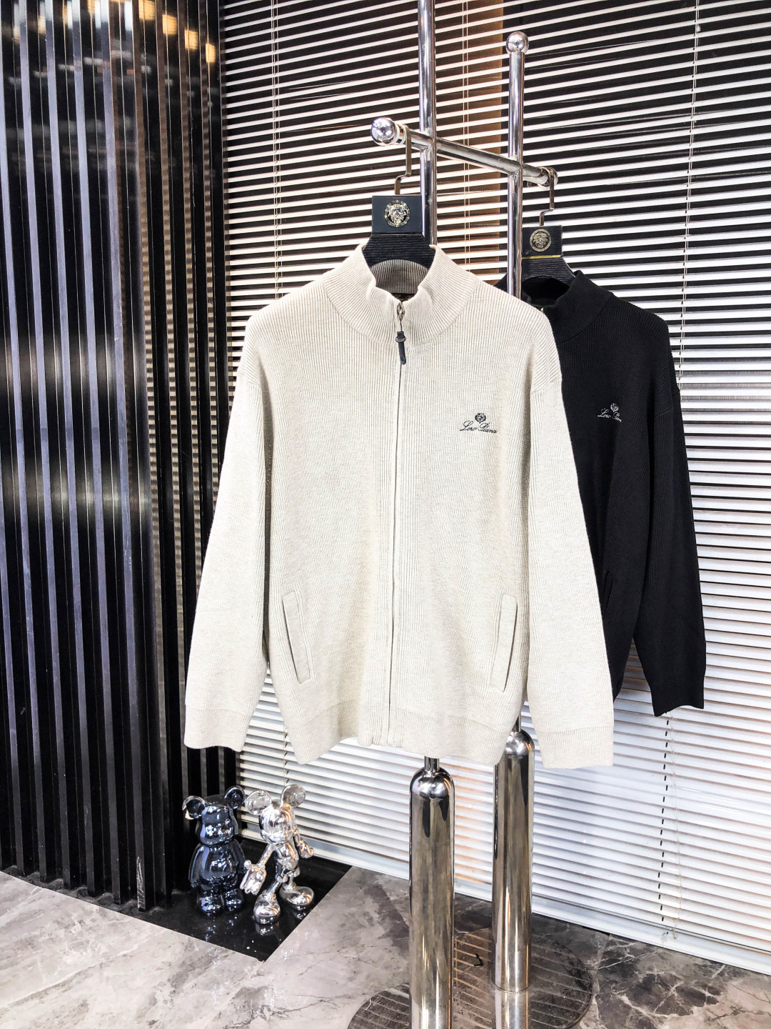 NO:546463,.LP.2025 autumn and winter new letter logo knitted sweater jacket. High-quality channels!  Urban series products, created with full luxury letter logo elements, b, the best style that is a must-have for high-end temperament, g, a single item with a very tone and charm!  Original custom imported double-sided water-soluble cotton fabric, comfortable to touch, embroidered letter design effect is quite exquisite, fashionable, classic and versatile!  Size M—XXXL.m wears 175/130 catties, loro piana, jackets & coats, sweaters, alexander wang19860909.LP.2025秋冬新款字母logo针织毛衣外套.渠道精品！都市系列产物,奢华程度满分的字母logo元素打造,b高端气质型必入的极品款式,g一款极具腔调感与魅力的单品！ 原版定制进口双面水溶棉面料,手感舒适,刺绣字母设计效果相当精致,时尚经典百搭！ 尺码M—XXXL.m穿175/130斤,,loro piana,jackets & coats,sweaters,alexander wang,Men's clothing