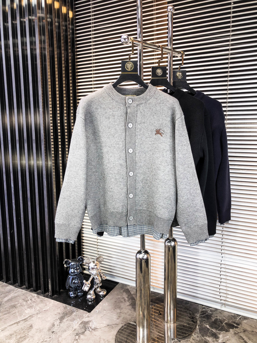 NO:546456,.Burberry. 2025 autumn and winter new letter logo knitted sweater cardigan. Channel boutique!  Urban series products, made with letter logo elements that are highly luxurious, b are the best styles that high-end temperament types must buy, g are a single product with a strong sense of style and charm!  The original customized imported double-sided water-soluble cotton fabric has a comfortable hand feel, the embroidered letter design effect is quite exquisite, fashionable, classic and versatile!  Size M—XXXL.m wears 175/130 pounds,,burberry,sweaters,alexander wang19860909.巴宝莉.2025秋冬新款字母logo针织毛衣 开衫.渠道精品！都市系列产物,奢华程度满分的字母logo元素打造,b高端气质型必入的极品款式,g一款极具腔调感与魅力的单品！ 原版定制进口双面水溶棉面料,手感舒适,刺绣字母设计效果相当精致,时尚经典百搭！ 尺码M—XXXL.m穿175/130斤,,burberry,sweaters,alexander wang,Men's clothing