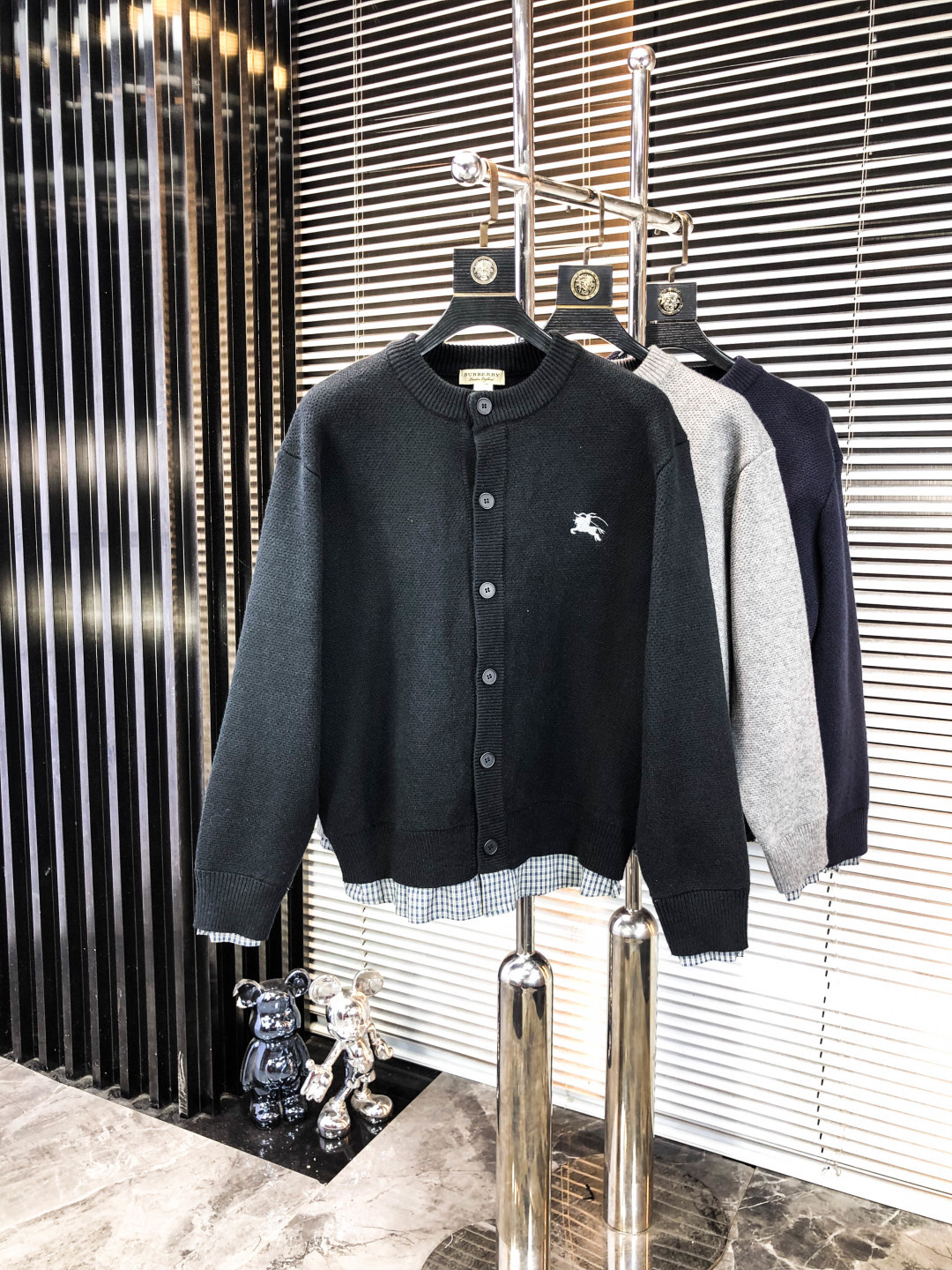 NO:546523,.Burberry. 2025 autumn and winter new letter logo knitted sweater cardigan. High-quality channels!  Urban series products, created with full luxury letter logo elements, b, the best style that is a must-have for high-end temperament, g, a single item with a very tone and charm!  Original custom imported double-sided water-soluble cotton fabric, comfortable to touch, embroidered letter design effect is quite exquisite, fashionable, classic and versatile!  Size M—XXXL.m wears 175/130 catties, burberry, sweaters, alexander wang19860909.巴宝莉.2025秋冬新款字母logo针织毛衣开衫.渠道精品！都市系列产物,奢华程度满分的字母logo元素打造,b高端气质型必入的极品款式,g一款极具腔调感与魅力的单品！ 原版定制进口双面水溶棉面料,手感舒适,刺绣字母设计效果相当精致,时尚经典百搭！ 尺码M—XXXL.m穿175/130斤,,burberry,sweaters,alexander wang,Men's clothing