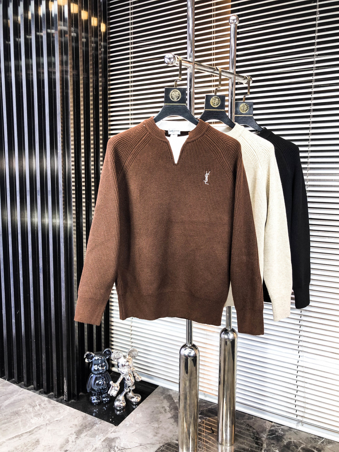 NO:546507,.Yves Saint Laurent. 2025 autumn and winter new letter logo knitted sweater. Channel boutique!  Urban series products, made with letter logo elements that are highly luxurious, b are the best styles that high-end temperament types must buy, g are a single product with a strong sense of style and charm!  The original customized imported double-sided water-soluble cotton fabric has a comfortable hand feel, the embroidered letter design effect is quite exquisite, fashionable, classic and versatile!  Size M—XXXL.m wears 175/130 pounds, saint laurent, sweaters, alexander wang19860909.圣罗兰.2025秋冬新款字母logo针织毛衣.渠道精品！都市系列产物,奢华程度满分的字母logo元素打造,b高端气质型必入的极品款式,g一款极具腔调感与魅力的单品！ 原版定制进口双面水溶棉面料,手感舒适,刺绣字母设计效果相当精致,时尚经典百搭！ 尺码M—XXXL.m穿175/130斤,,saint laurent,sweaters,alexander wang,Men's clothing