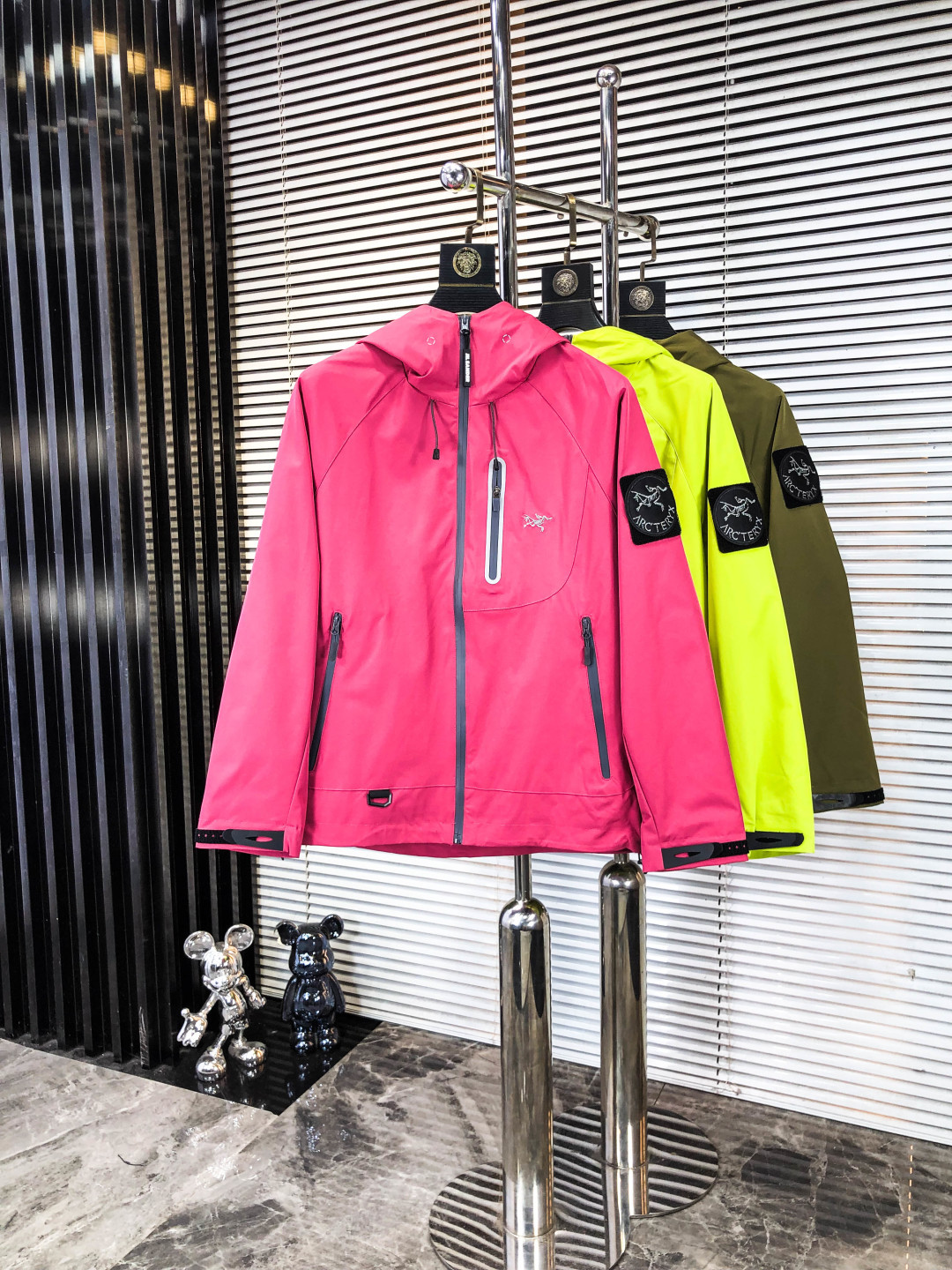 NO:546500,.Wear 210 kg.ARC'TERYX Beta GTX LT Waterproof Hard Shell Jacket Hooded Jacket The final effect of the three-layer fabric is quite thin and has excellent waterproof performance. Multi-cut sheet symmetrical three-dimensional splicing and tailoring. On the final wearing feeling brought by ergonomics and professional outdoor design. To open a body position of TNF competitors; Full body embroidery of Archaeoptera Bird. A comparison picture is attached to the zipper position. The side pressing glue on the zipper side is completely without the outer line. The three processes manual pressing glue presents the same effect as the zp. The process of one position takes more than ten minutes. Many people will mention the top version of the inner pressing glue and zipper patch. The effect of the picture is the most intuitive, so many details were photographed; Functional jackets and pants will design zipper openings in the underarms and trousers. Just like the 21777 leg zipper  For you to discharge heat and wet more conveniently and quickly. Because the overall anti-fouling and waterproof performance cannot be both functional and sweat-absorbing like pure cotton. Otherwise, why the official website designs a zipper? Can you figure it out at once? The reverse glue treatment of the chest embroidery position. Overall waterproofness and consistency are many versions that will not be taken specifically. The position of the zp is very beautiful. The degree of refinement is raised. In addition, the details of the full-pressure glue on the cuff can be distinguished by the naked eye. I won’t write more about the details of the clamp. The fineness of the wiring is directly viewed. The position of the big hat can be adjusted. The position of the adjustment buckle is consistent with the skin clothing behind the hat and the inside of the neckline. The air-eyed Archaeoptera bird logo embroidery. There is a hat brim and the inner soft wire inside the hat brim can be adjusted. Below the fixed position is a section of the hat circumference rubber. It is integrated. The hat circumference is very large. It can achieve a full windproof effect; the hem dimension can also be adjusted.  The top patch of the collar and the top patch of the neckline are all skin-friendly patches of the nis. The outer side of the cuff is suede. The inner high-density brittle bristles ensure better durability and stickiness. The base of Velcro is three-layered press line fixing. The crimp distance is equally wide. The cost of each detail also provides a better and more comfortable wearing experience. Original zipper kit. The washing position is in the pocket according to the original version. The turning position is fixed in the pocket. The sewing has no effect or discomfort on daily pocket picking and storage activities. I have seen the bad details of the position of the inner corner of the inner and inner corners. These places that are easily visible on the outside often bring the wearer the most happiness; Sizem-5xL.m wear 175/130, arc'teryx, jackets & coats,chamois leather,hats,alexander wang19860909.穿210斤.ARC‘TERYX 始祖鸟Beta GTX LT 防水硬壳冲锋衣 连帽夹克 三层面料最后的效果挺括轻薄 防水性能俱佳 多裁片对称立体位的拼接剪裁 论人体工学和专业化户外设计带来的最终穿着感 要拉开TNF竞品的一个身位； 始祖鸟的全身刺绣.在拉链位置附了对比图 拉链侧压胶是完全没有外走线压线的 三道工序手工压胶才呈现和zp一致的效果 一个位置的工艺处理就需要十多分钟 很多人会提到的顶级版本内里压胶和拉链贴片 图片的效果最为直观 所以拍了很多细节； 功能性的冲锋衣以及裤子 都会在腋下裤腿这些部位设计拉链开口 就如21777的腿部拉链 为了你更方便快捷的排热拍湿 因为整体防污防水的性能 不能既要且要 既要它达到功能性又要它像纯棉质地一般吸汗 不然官网为何设计拉链 是不是一下就能想明白作用了～ 胸口刺绣位置的反面压胶处理 整体防水 平和度和一致度是很多版本不会去特意拍的 zp的这个位置做的非常漂亮 精致程度一下拉高逼格 另外袖口的全压胶细节 肉眼就可分辨高下的东西就不多写了 走线的精细度直接看图 大帽围可调节 调节扣的位置和皮肤衣一致在帽后和领口内侧 气眼始祖鸟Logo刺绣.有帽檐并且帽檐内内里软丝可调节角度 固定位下方是一段帽围橡筋 具有一体性 帽围很大 可以做到全挡风效果；下摆维度同样可调节 衣领主标和领口最顶部的贴布都为仿尼的亲肤材料贴片 袖口魔术贴外侧则为麂皮 内侧高密刺毛 保证更好的耐用性以及粘性 魔术贴底座三层压线固定 压线距离等宽； 每个细节的成本增加也提供了更好更舒适的穿着感受； 原版拉链套件 洗标位置按照原版在口袋内里 翻层位固定缝纫 对日常的口袋取物置物活动没有影响和不适 看到过直接单缝在内里边角位置的糟糕细节 这些外表轻易观察不到的地方往往最给穿着者带来幸福感； Sizem-5xL.m穿175/130,arc'teryx,jackets & coats,chamois leather,hats,alexander wang,Men's clothing