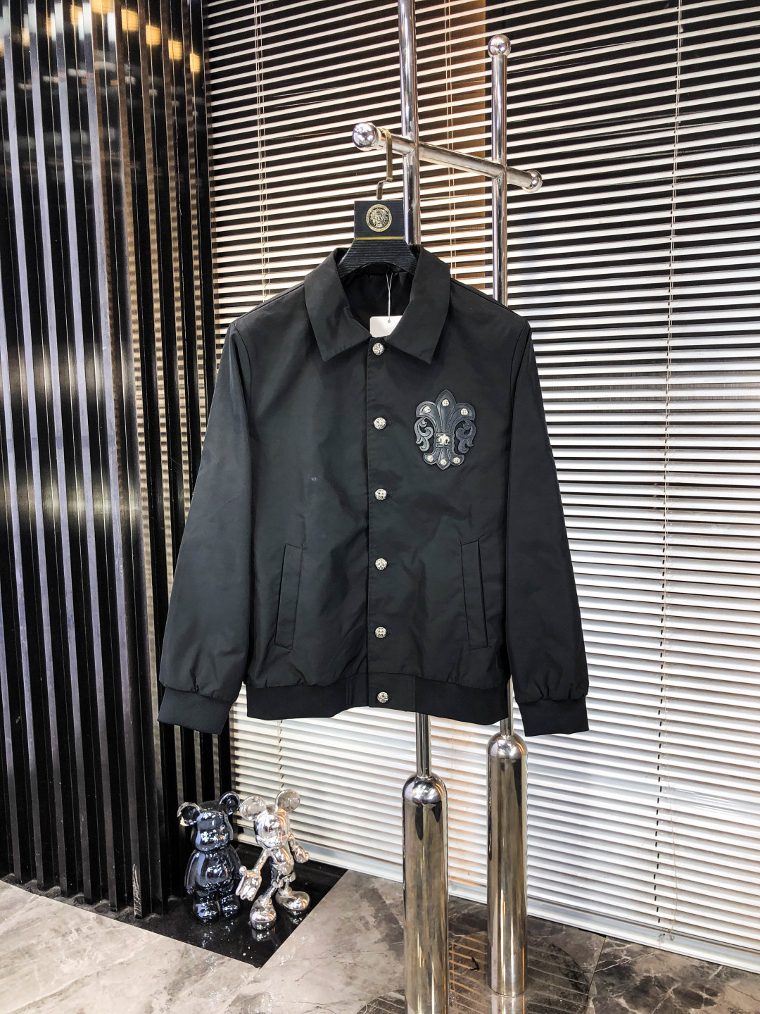 NO:548206,.Croxin. 25 autumn and winter new product is available for sale, casual and daily wear!  The upper body modifies the body, perfectly combines fashion aesthetics with the concept of new urban business and leisure, and the Italian minimalist, capable and outdoor functional styles are interpreted in the ultimate form, both solemn and harmonious, creating a unique styling item. The overall outline tends to be simple, and the 1f is quite personalized and elegant, enriching the overall vision. The wardrobe business and leisure is excellent and has high attendance rate!  It is hard to find!  Count m-3XL m wear 175/130, chrome hearts, jackets & coats, jackets & coats, alexander wang19860909.克罗心.25秋冬新品发售夹克外套,休闲日常穿搭！上身修饰身形、将时装美学和新都市商务休闲概念完美融合,通体将意式的极简、干练和户外功能性风格极致诠释,亦庄亦谐,塑造出别具一格的造型单品,整体轮廓趋于简约风格,1f颇为个性且雅痞的细节处理,丰富了整体视觉.衣橱商务休闲绝佳的高出勤率！可遇而不可求！码数m-3XL m穿175/130,,chrome hearts,jackets & coats,jackets & coats,alexander wang,Men's clothing