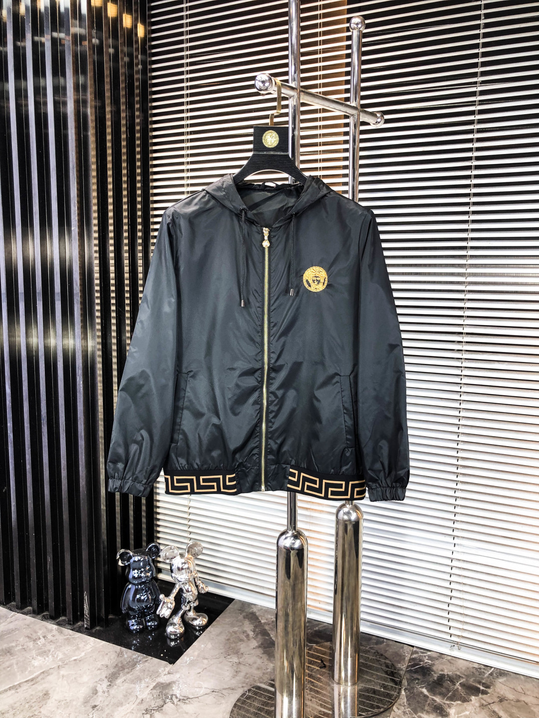 NO:548180,.Versey .25 new autumn and winter products are available for sale, casual and daily wear!  The upper body modifies the body, perfectly combines fashion aesthetics with the concept of new urban business and leisure, and the Italian minimalist, capable and outdoor functional styles are interpreted in the ultimate form, both solemn and harmonious, creating a unique styling item. The overall outline tends to be simple, and the 1f is quite personalized and elegant, enriching the overall vision. The wardrobe business and leisure is excellent and has high attendance rate!  It is hard to find!  Count m-3XL m wear 175/130, versace, jackets & coats, jackets & coats, alexander wang19860909.范思哲 .25秋冬新品发售夹克外套,休闲日常穿搭！上身修饰身形、将时装美学和新都市商务休闲概念完美融合,通体将意式的极简、干练和户外功能性风格极致诠释,亦庄亦谐,塑造出别具一格的造型单品,整体轮廓趋于简约风格,1f颇为个性且雅痞的细节处理,丰富了整体视觉.衣橱商务休闲绝佳的高出勤率！可遇而不可求！码数m-3XL m穿175/130,,versace,jackets & coats,jackets & coats,alexander wang,Men's clothing