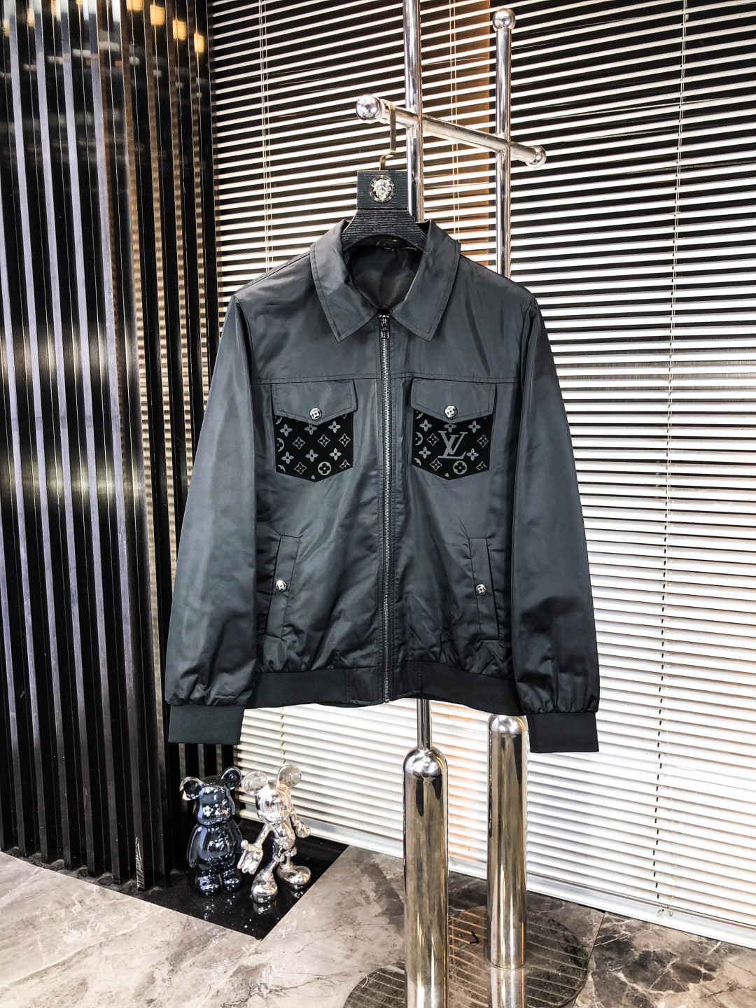 NO:548185,.Lv.25 new autumn and winter products are available for sale, casual and daily wear!  The upper body modifies the body, perfectly combines fashion aesthetics with the concept of new urban business and leisure, and the Italian minimalist, capable and outdoor functional styles are interpreted in the ultimate form, both solemn and harmonious, creating a unique styling item. The overall outline tends to be simple, and the 1f is quite personalized and elegant, enriching the overall vision. The wardrobe business and leisure is excellent and has high attendance rate!  It is hard to find!  Count m-3XL m wear 175/130, louis vuitton, jackets & coats, jackets & coats, alexander wang19860909.Lv.25秋冬新品发售夹克外套,休闲日常穿搭！上身修饰身形、将时装美学和新都市商务休闲概念完美融合,通体将意式的极简、干练和户外功能性风格极致诠释,亦庄亦谐,塑造出别具一格的造型单品,整体轮廓趋于简约风格,1f颇为个性且雅痞的细节处理,丰富了整体视觉.衣橱商务休闲绝佳的高出勤率！可遇而不可求！码数m-3XL m穿175/130,,louis vuitton,jackets & coats,jackets & coats,alexander wang,Men's clothing