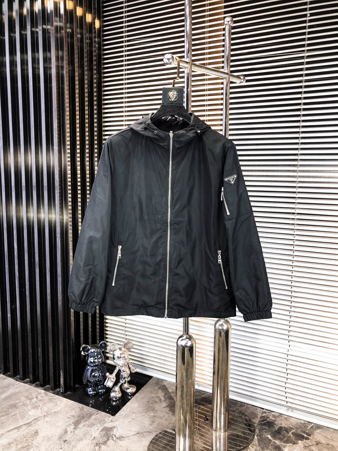 NO:548190,.Prada .25 new autumn and winter products are available for sale, casual and daily wear!  The upper body modifies the body, perfectly combines fashion aesthetics with the concept of new urban business and leisure, and the Italian minimalist, capable and outdoor functional styles are interpreted in the ultimate form, both solemn and harmonious, creating a unique styling item. The overall outline tends to be simple, and the 1f is quite personalized and elegant, enriching the overall vision. The wardrobe business and leisure is excellent and has high attendance rate!  It is hard to find!  Count m-3XL m wear 175/130, prada, jackets & coats, jackets & coats, alexander wang19860909.普拉达 .25秋冬新品发售夹克外套,休闲日常穿搭！上身修饰身形、将时装美学和新都市商务休闲概念完美融合,通体将意式的极简、干练和户外功能性风格极致诠释,亦庄亦谐,塑造出别具一格的造型单品,整体轮廓趋于简约风格,1f颇为个性且雅痞的细节处理,丰富了整体视觉.衣橱商务休闲绝佳的高出勤率！可遇而不可求！码数m-3XL m穿175/130,,prada,jackets & coats,jackets & coats,alexander wang,Men's clothing