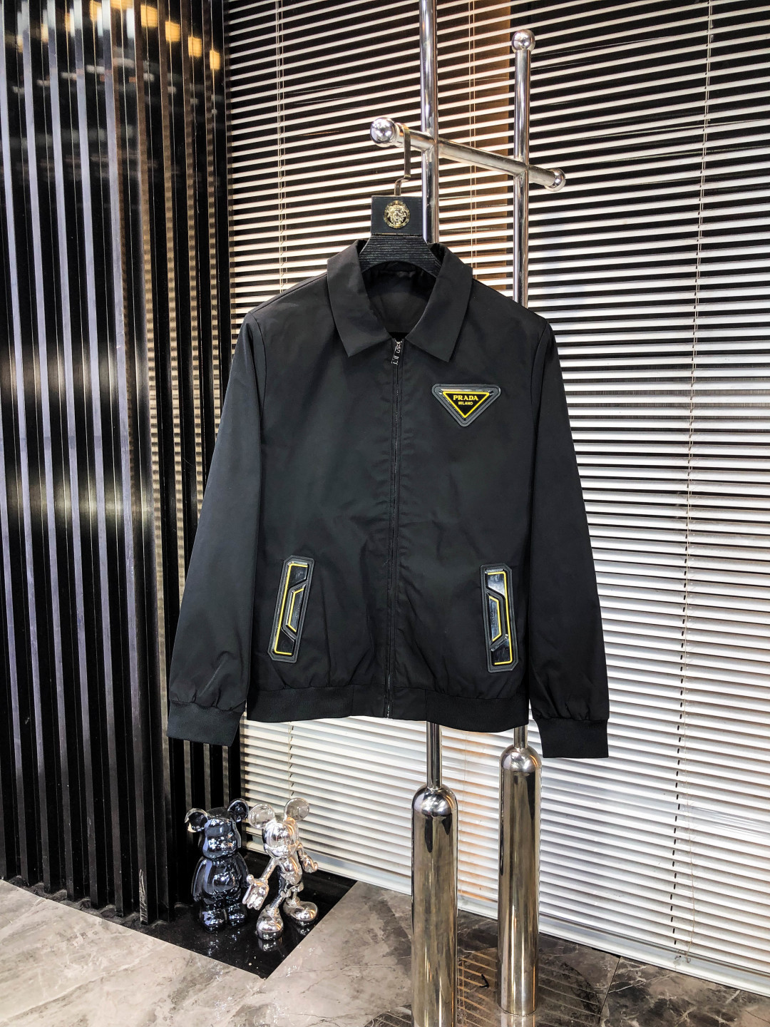 NO:548194,.Prada.25 new autumn and winter jackets are on sale for casual daily wear!  The upper body modifies the body shape, perfectly integrating fashion aesthetics and new urban business and leisure concepts. The whole body interprets the Italian minimalist, capable and outdoor functional style to the extreme. It is both solemn and harmonious, creating a unique style item. The overall outline tends to be simple style. 1f's rather individual and yuppie detail processing enriches the overall vision. The wardrobe is perfect for business and leisure and has a high attendance rate!  It's something you can meet but can't ask for!  Size m-3XL m wears 175/130,,prada,jackets & coats,jackets & coats,alexander wang19860909.普拉达.25秋冬新品发售夹克外套,休闲日常穿搭！上身修饰身形、将时装美学和新都市商务休闲概念完美融合,通体将意式的极简、干练和户外功能性风格极致诠释,亦庄亦谐,塑造出别具一格的造型单品,整体轮廓趋于简约风格,1f颇为个性且雅痞的细节处理,丰富了整体视觉.衣橱商务休闲绝佳的高出勤率！可遇而不可求！码数m-3XL m穿175/130,,prada,jackets & coats,jackets & coats,alexander wang,Men's clothing