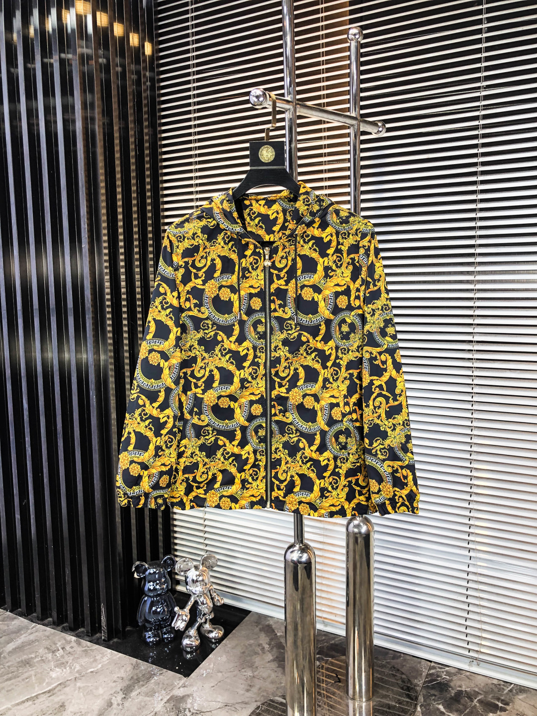 NO:548197,.Versey. 25 new autumn and winter products are available for sale, casual and daily wear!  The upper body modifies the body, perfectly combines fashion aesthetics with the concept of new urban business and leisure, and the Italian minimalist, capable and outdoor functional styles are interpreted in the ultimate form, both solemn and harmonious, creating a unique styling item. The overall outline tends to be simple, and the 1f is quite personalized and elegant, enriching the overall vision. The wardrobe business and leisure is excellent and has high attendance rate!  It is hard to find!  Count m-3XL m wear 175/130, versace, jackets & coats, jackets & coats, alexander wang19860909.范思哲.25秋冬新品发售夹克外套,休闲日常穿搭！上身修饰身形、将时装美学和新都市商务休闲概念完美融合,通体将意式的极简、干练和户外功能性风格极致诠释,亦庄亦谐,塑造出别具一格的造型单品,整体轮廓趋于简约风格,1f颇为个性且雅痞的细节处理,丰富了整体视觉.衣橱商务休闲绝佳的高出勤率！可遇而不可求！码数m-3XL m穿175/130,,versace,jackets & coats,jackets & coats,alexander wang,Men's clothing