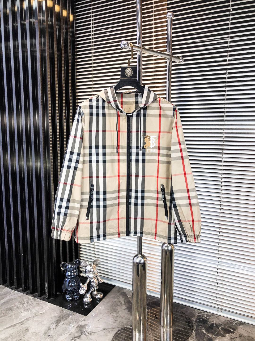 NO:548200,.Burberry.25 new autumn and winter jackets are on sale for casual daily wear!  The upper body modifies the body shape, perfectly integrating fashion aesthetics and new urban business and leisure concepts. The whole body interprets the Italian minimalist, capable and outdoor functional style to the extreme. It is both solemn and harmonious, creating a unique style item. The overall outline tends to be simple style. 1f's rather individual and yuppie detail processing enriches the overall vision. The wardrobe is perfect for business and leisure and has a high attendance rate!  It's something you can meet but can't ask for!  Size m-3XL m wears 175/130,,burberry,jackets & coats,jackets & coats,alexander wang19860909.巴宝莉.25秋冬新品发售夹克外套,休闲日常穿搭！上身修饰身形、将时装美学和新都市商务休闲概念完美融合,通体将意式的极简、干练和户外功能性风格极致诠释,亦庄亦谐,塑造出别具一格的造型单品,整体轮廓趋于简约风格,1f颇为个性且雅痞的细节处理,丰富了整体视觉.衣橱商务休闲绝佳的高出勤率！可遇而不可求！码数m-3XL m穿175/130,,burberry,jackets & coats,jackets & coats,alexander wang,Men's clothing