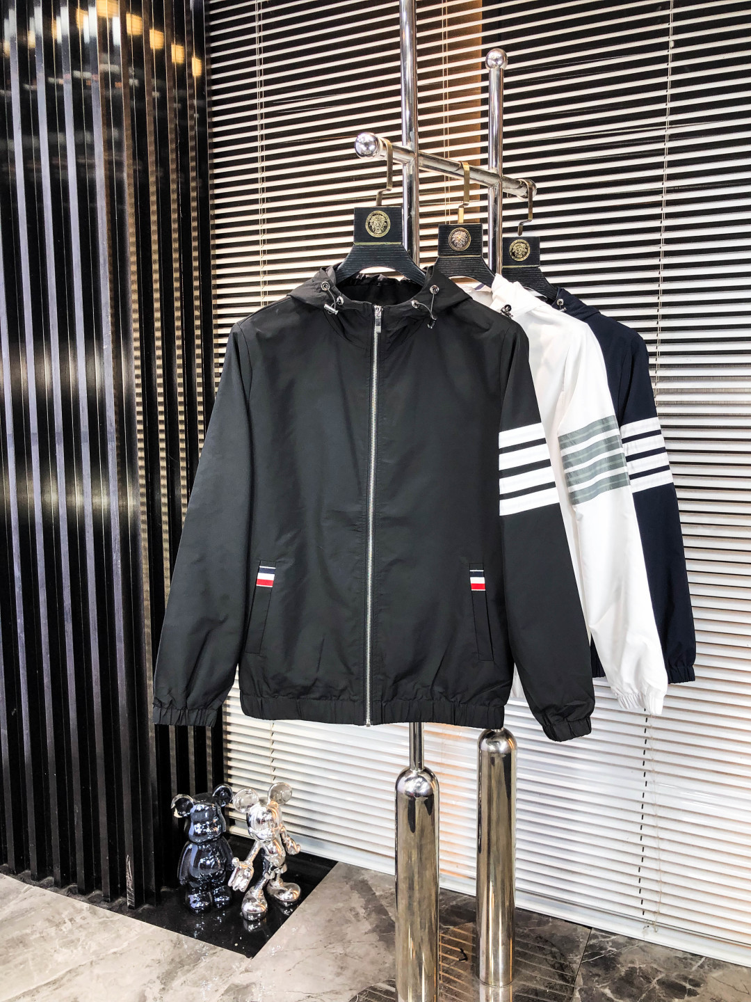 NO:548203,.TB.25 new autumn and winter products are available for sale, casual and daily wear!  The upper body modifies the body, perfectly combines fashion aesthetics with the concept of new urban business and leisure, and the Italian minimalist, capable and outdoor functional styles are interpreted in the ultimate form, both solemn and harmonious, creating a unique styling item. The overall outline tends to be simple, and the 1f is quite personalized and elegant, enriching the overall vision. The wardrobe business and leisure is excellent and has high attendance rate!  It is hard to find!  Count m-3XL m wear 175/130,,jackets & coats,jackets & coats,alexander wang19860909.TB.25秋冬新品发售夹克外套,休闲日常穿搭！上身修饰身形、将时装美学和新都市商务休闲概念完美融合,通体将意式的极简、干练和户外功能性风格极致诠释,亦庄亦谐,塑造出别具一格的造型单品,整体轮廓趋于简约风格,1f颇为个性且雅痞的细节处理,丰富了整体视觉.衣橱商务休闲绝佳的高出勤率！可遇而不可求！码数m-3XL m穿175/130,,jackets & coats,jackets & coats,alexander wang,Men's clothing