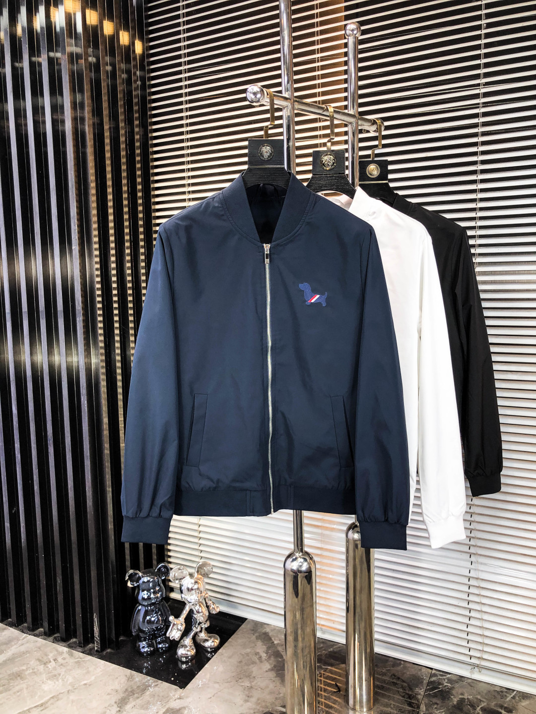 NO:548211,.TB.25 new autumn and winter products are available for sale, casual and daily wear!  The upper body modifies the body, perfectly combines fashion aesthetics with the concept of new urban business and leisure, and the Italian minimalist, capable and outdoor functional styles are interpreted in the ultimate form, both solemn and harmonious, creating a unique styling item. The overall outline tends to be simple, and the 1f is quite personalized and elegant, enriching the overall vision. The wardrobe business and leisure is excellent and has high attendance rate!  It is hard to find!  Count m-3XL m wear 175/130,,jackets & coats,jackets & coats,alexander wang19860909.TB.25秋冬新品发售夹克外套,休闲日常穿搭！上身修饰身形、将时装美学和新都市商务休闲概念完美融合,通体将意式的极简、干练和户外功能性风格极致诠释,亦庄亦谐,塑造出别具一格的造型单品,整体轮廓趋于简约风格,1f颇为个性且雅痞的细节处理,丰富了整体视觉.衣橱商务休闲绝佳的高出勤率！可遇而不可求！码数m-3XL m穿175/130,,jackets & coats,jackets & coats,alexander wang,Men's clothing