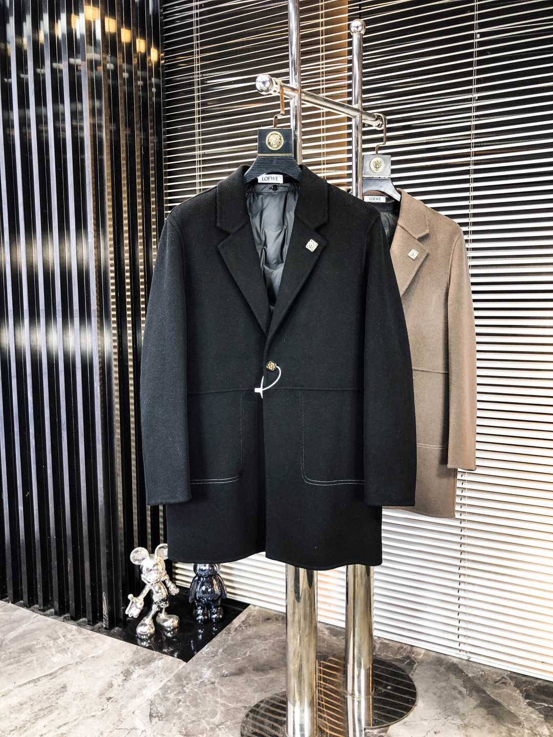 NO:548191,. Luo Yiwei. The inner liner contains 90 goose-disassembled. Exclusively available for new original single men's wool coat, long double-breasted plush jacket, special supply, high-end goods official website, counter synchronization, simple and classic hit style. Simple and neat and refreshing business, the quality workmanship details can stand any form of inspection, and are absolutely produced by a large manufacturer, presenting a brand new look, giving you a unique upper body experience!  All of them have undergone strict selection process, original customized buttons, simple, generous and versatile style, elegant and handsome on the upper body, and a brand new visual feeling!  Invincible appearance, the details are very good, the upper body is not picky, and the must-have style is reserved. M-xxxL.m wears 175/130 catties, loewe, jackets & coats, alexander wang19860909.罗意威.内胆含90鹅绒拆卸.独家专供新款原单男士羊毛大衣长款双排扣毛绒外套渠道特供 高端货官网柜台同步 简约经典大爆款.简洁利落又清爽商务,品质做工细节经得起任何形式检验,绝对大厂代工出品 呈现一种焕然一新,赋予你与众不同的上身体验！均经过严格的挑选工序,原版定制纽扣,简约大方百搭款 上身优雅帅气,焕然一新的即视感！品相无敌,细节都很到位,上身不挑人,必入的自留款. M-xxxL.m穿175/130斤,,loewe,jackets & coats,alexander wang,Men's clothing