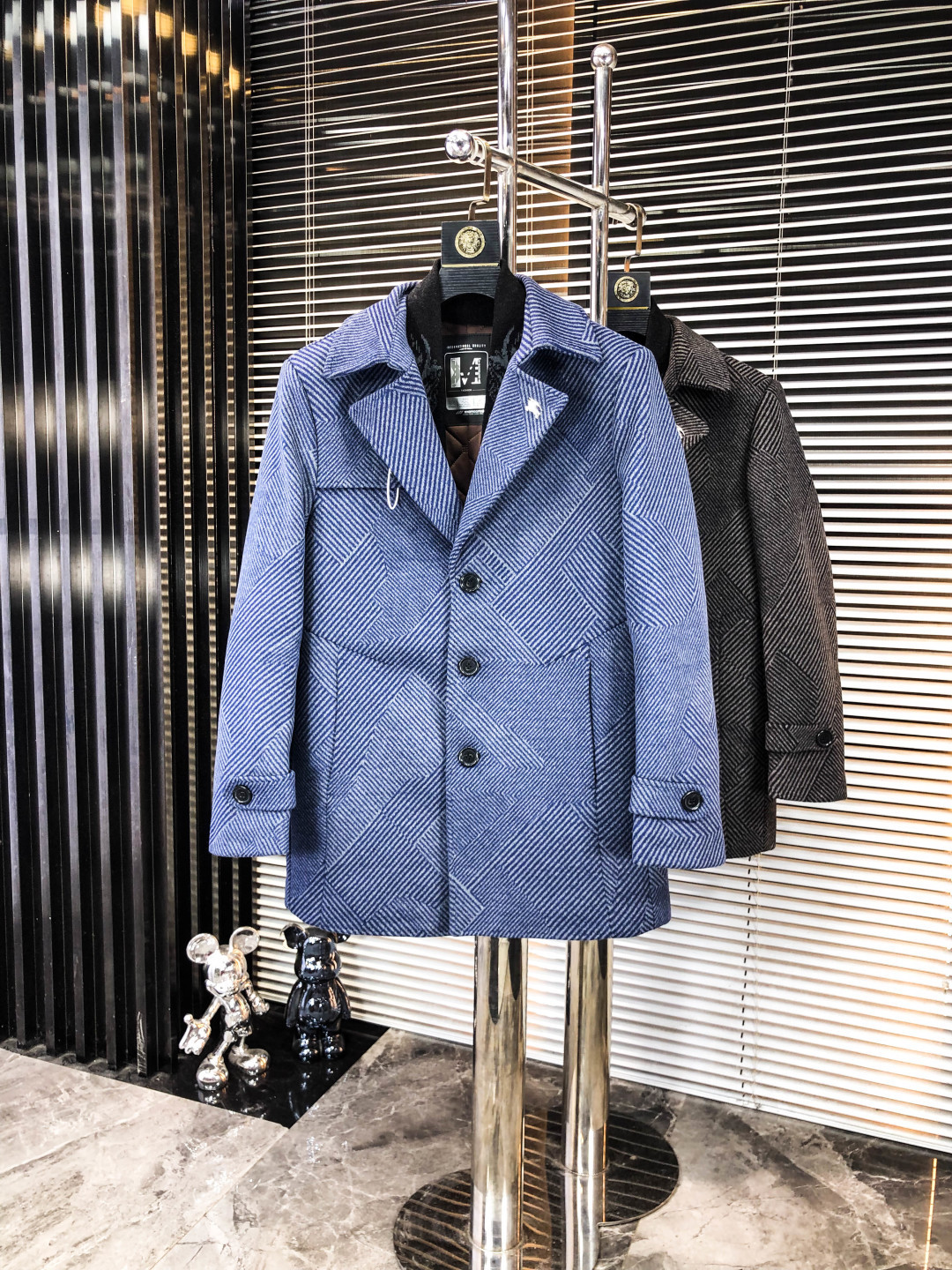 NO:548195,Burberry. Exclusively exclusively supplies new original single men's wool coat, long double-breasted plush jacket, special supply, high-end goods official website, counter synchronization, simple and classic hit style. Simple and neat and refreshing business, the quality workmanship details can stand any form of inspection, absolutely produced by a large manufacturer, presenting a brand new look, giving you a unique upper body experience!  All of them have undergone strict selection process, original customized buttons, simple, generous and versatile style, elegant and handsome on the upper body, and a brand new visual feeling!  Invincible appearance, the details are very good, the upper body is not picky, and the must-have style is reserved. M-xxxL.m wears 175/130 catties, burberry, jackets & coats, alexander wang19860909.巴宝莉.独家专供新款原单男士羊毛大衣长款双排扣毛绒外套渠道特供 高端货官网柜台同步 简约经典大爆款.简洁利落又清爽商务,品质做工细节经得起任何形式检验,绝对大厂代工出品 呈现一种焕然一新,赋予你与众不同的上身体验！均经过严格的挑选工序,原版定制纽扣,简约大方百搭款 上身优雅帅气,焕然一新的即视感！品相无敌,细节都很到位,上身不挑人,必入的自留款. M-xxxL.m穿175/130斤,,burberry,jackets & coats,alexander wang,Men's clothing