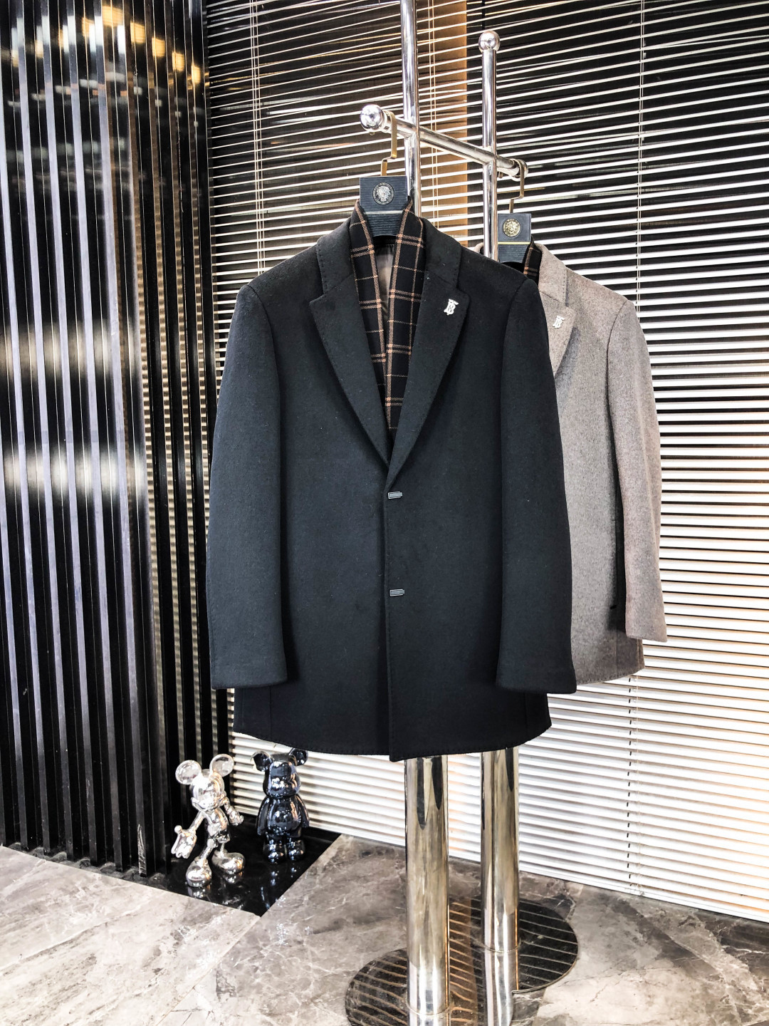 NO:548198,Burberry. The inner liner contains 90 goose-disassembled. Exclusively available for new original single men's wool coat, long double-breasted plush jacket, special supply, high-end goods official website, counter synchronization, simple and classic hit style. Simple and neat and refreshing business, the quality workmanship details can stand any form of inspection, absolutely produced by a large manufacturer, presenting a brand new look, giving you a unique upper body experience!  All of them have undergone strict selection process, original customized buttons, simple, generous and versatile style, elegant and handsome on the upper body, and a brand new visual feeling!  Invincible appearance, the details are very good, the upper body is not picky, and the must-have style is reserved. M-xxxL.m wears 175/130 catties, burberry, jackets & coats, alexander wang19860909.巴宝莉.内胆含90鹅绒拆卸.独家专供新款原单男士羊毛大衣长款双排扣毛绒外套渠道特供 高端货官网柜台同步 简约经典大爆款.简洁利落又清爽商务,品质做工细节经得起任何形式检验,绝对大厂代工出品 呈现一种焕然一新,赋予你与众不同的上身体验！均经过严格的挑选工序,原版定制纽扣,简约大方百搭款 上身优雅帅气,焕然一新的即视感！品相无敌,细节都很到位,上身不挑人,必入的自留款. M-xxxL.m穿175/130斤,,burberry,jackets & coats,alexander wang,Men's clothing