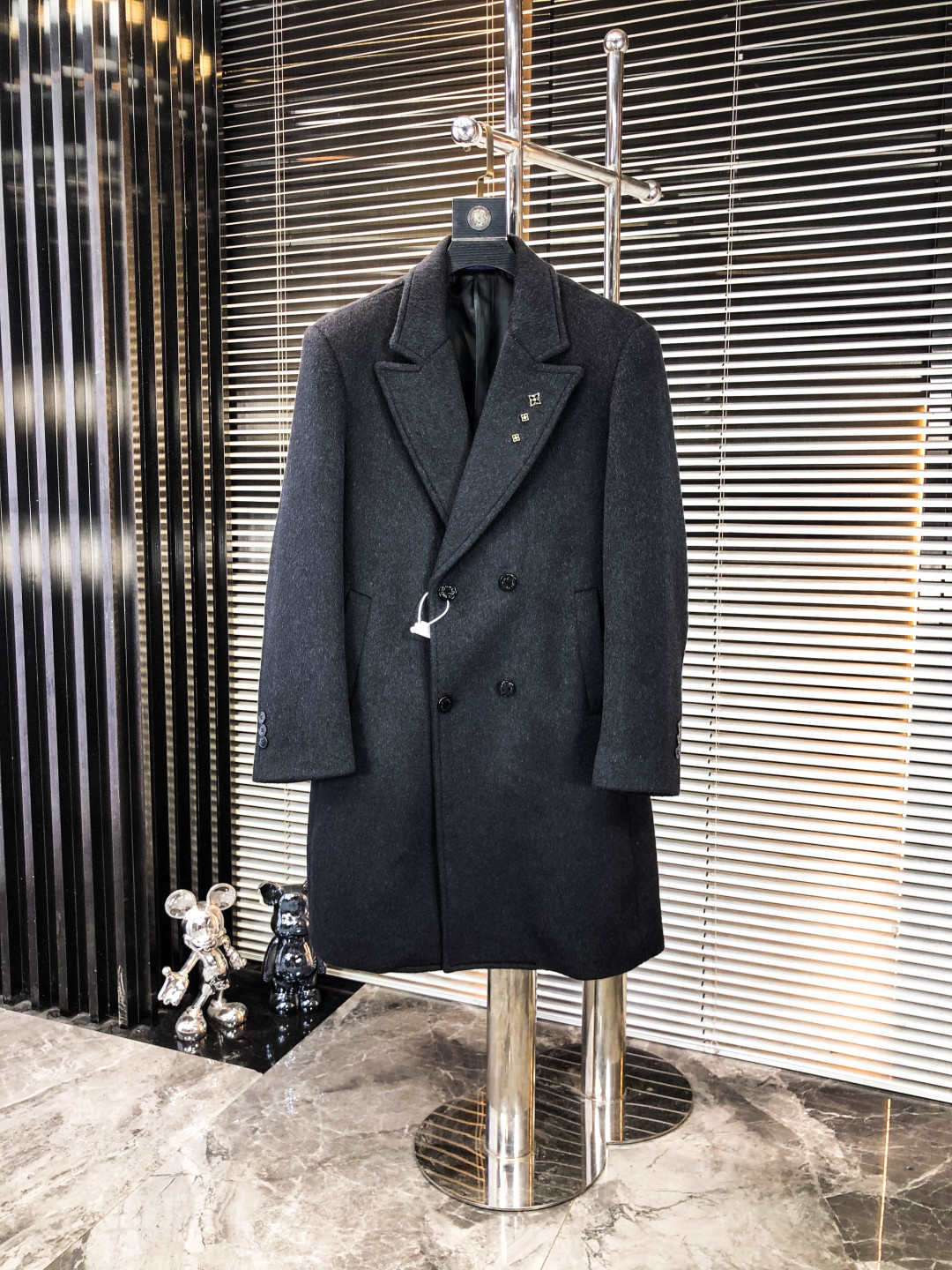 NO:548204,. Lv. Exclusively exclusively for new original single men's wool coat, long double-breasted plush jacket, special supply, high-end goods official website, counter synchronization, simple and classic hit style. Simple and neat and refreshing business, the quality workmanship details can stand any form of inspection, absolutely produced by a large manufacturer, presenting a brand new look, giving you a unique upper body experience!  All of them have undergone strict selection process, original customized buttons, simple, generous and versatile style, elegant and handsome on the upper body, and a brand new visual feeling!  Invincible appearance, the details are very good, the upper body is not picky, and the must-have style is reserved. M-xxxL.m wears 175/130 catties, louis vuitton, jackets & coats, alexander wang19860909. Lv.独家专供新款原单男士羊毛大衣长款双排扣毛绒外套渠道特供 高端货官网柜台同步 简约经典大爆款.简洁利落又清爽商务,品质做工细节经得起任何形式检验,绝对大厂代工出品 呈现一种焕然一新,赋予你与众不同的上身体验！均经过严格的挑选工序,原版定制纽扣,简约大方百搭款 上身优雅帅气,焕然一新的即视感！品相无敌,细节都很到位,上身不挑人,必入的自留款. M-xxxL.m穿175/130斤,,louis vuitton,jackets & coats,alexander wang,Men's clothing