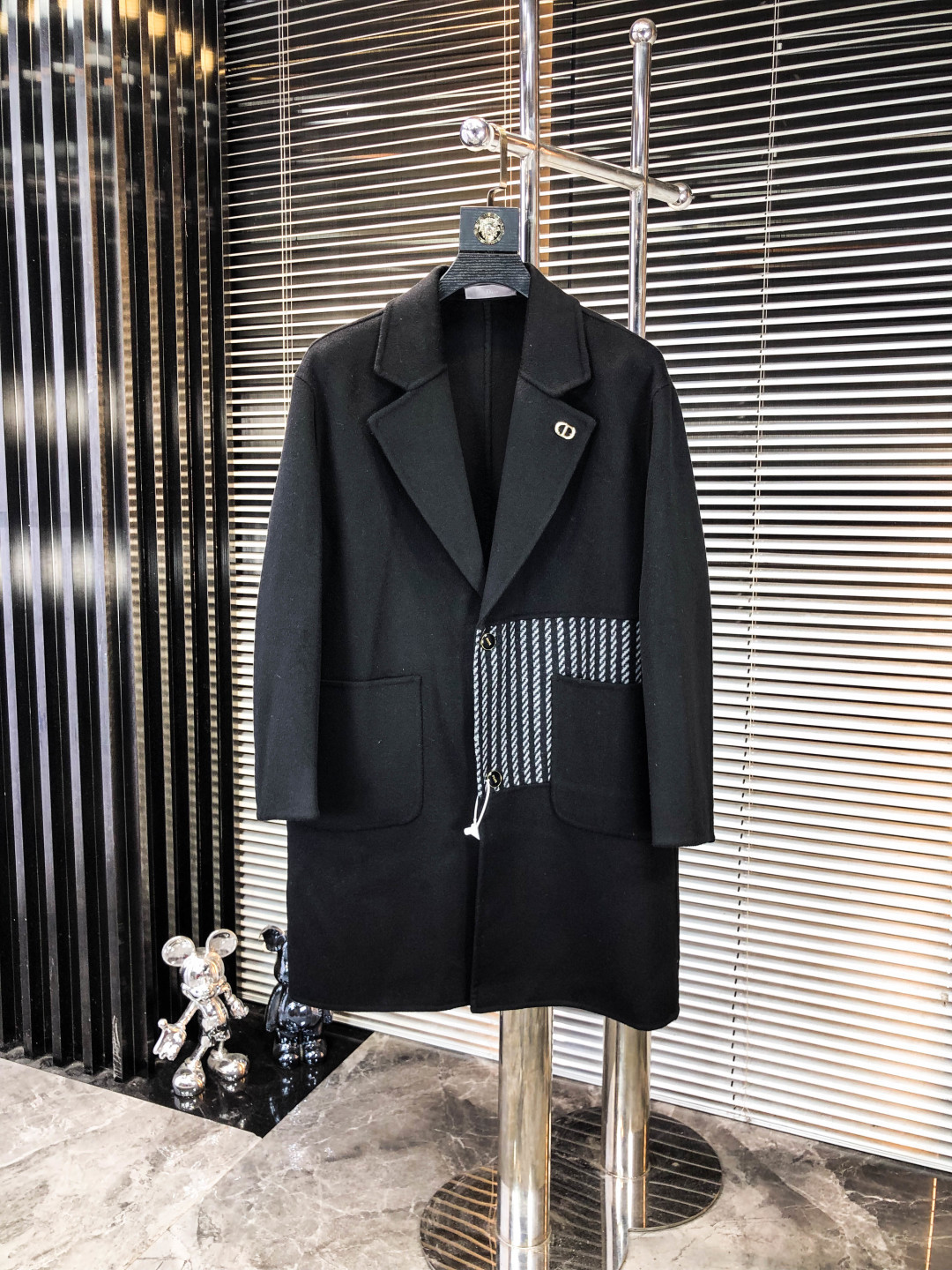 NO:548208,.Dior. Exclusively specializes in the new original single men's wool coat, long double-breasted plush jacket, special supply, high-end goods official website, counter synchronization, simple and classic hit style. Simple and neat and refreshing business, the quality workmanship details can stand any form of inspection, and are absolutely produced by a large manufacturer, presenting a brand new look, giving you a unique upper body experience!  All of them have undergone strict selection process, original customized buttons, simple, generous and versatile style, elegant and handsome on the upper body, and a brand new visual feeling!  Invincible appearance, the details are very good, the upper body is not picky, and the must-have style is reserved. M-xxxL.m wears 175/130 catties, dior, jackets & coats, alexander wang19860909.Dior.独家专供新款原单男士羊毛大衣长款双排扣毛绒外套渠道特供 高端货官网柜台同步 简约经典大爆款.简洁利落又清爽商务,品质做工细节经得起任何形式检验,绝对大厂代工出品 呈现一种焕然一新,赋予你与众不同的上身体验！均经过严格的挑选工序,原版定制纽扣,简约大方百搭款 上身优雅帅气,焕然一新的即视感！品相无敌,细节都很到位,上身不挑人,必入的自留款. M-xxxL.m穿175/130斤,,dior,jackets & coats,alexander wang,Men's clothing