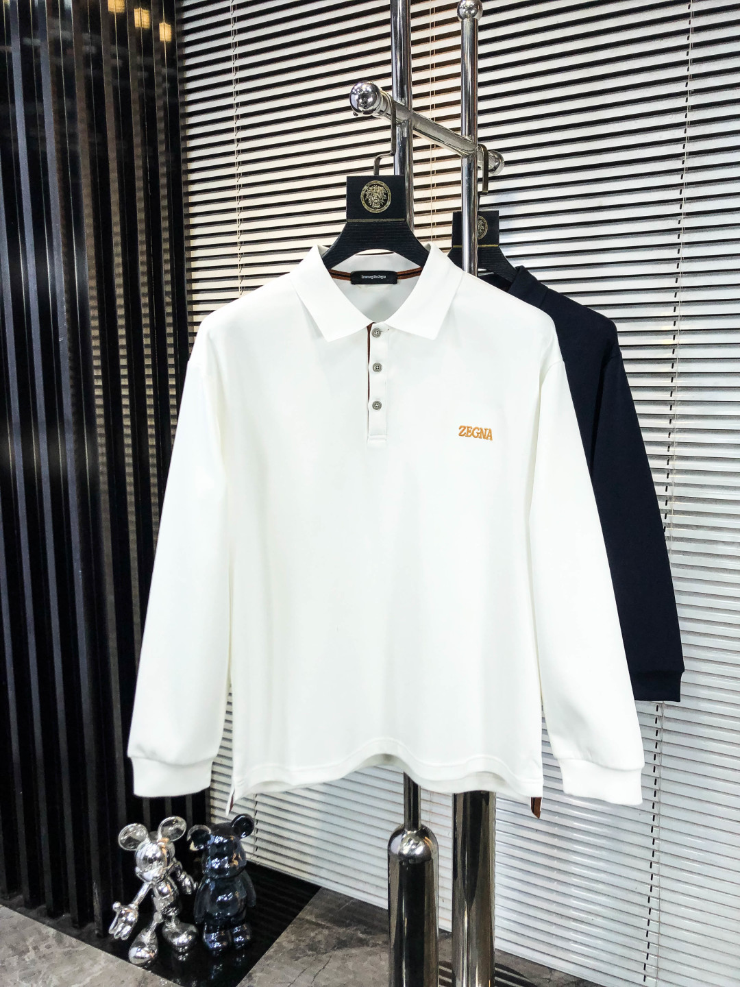 NO:627095,Ermenegildo Zegna. 2025 autumn and winter new men's logo short-sleeved polo shirt, continuing the classic business casual lapel polo shirt. This polo shirt is made of mercerized sweater cotton pique fabric, and the timeless design can transcend fashion trends. Classic style, 2 brand LOGOs are three-dimensional and unique, making the whole body more detailed. Fitted version, the fabric is made of cotton pique fabric, comfortable, skin-friendly, good breathability, practical for daily commuting and leisure. Highly recommended. Size M-3XL  m wears 175/130,,zegna,hoodie,sweatshirts,T-shirt,alexander wang19860909.杰尼亚.2025秋冬新款男士标识短袖polo衫,延续经典商务休闲翻领POLO恤.该款Polo衫采用丝光卫衣棉质珠地面料制成,隽永设计可跨越时尚潮流.经典款型,2品牌LOGO立体别致,让整体更具细节感 合体的版型,面料采用全棉珠地料,舒适,亲肤,透气好,平时通勤休闲都很实穿的一款 强烈推荐.尺码M-3XL m穿175/130,,zegna,hoodie,sweatshirts,T-shirt,alexander wang,Men's clothing