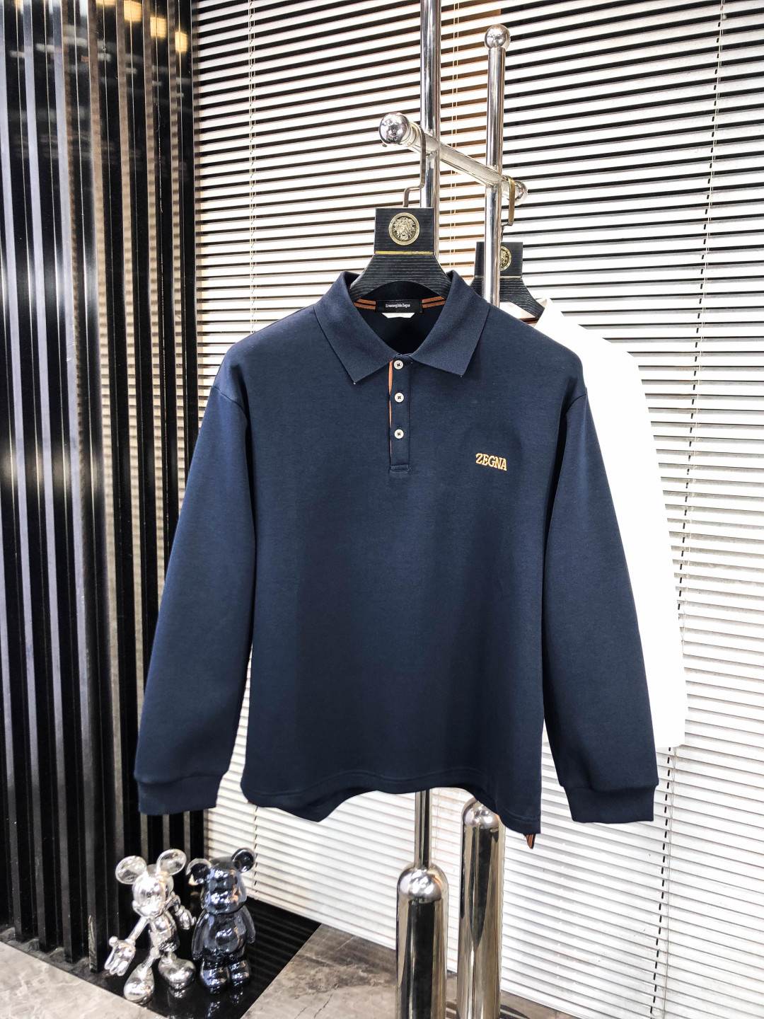 NO:624164,Ermenegildo Zegna. 2025 autumn and winter new men's logo short-sleeved polo shirt, continuing the classic business casual lapel polo shirt. This polo shirt is made of mercerized sweater cotton pique fabric, and the timeless design can transcend fashion trends. Classic style, 2 brand LOGOs are three-dimensional and unique, making the whole body more detailed. Fitted version, the fabric is made of cotton pique fabric, comfortable, skin-friendly, good breathability, practical for daily commuting and leisure. Highly recommended. Size M-3XL  m wears 175/130,,zegna,hoodie,sweatshirts,T-shirt,alexander wang19860909.杰尼亚.2025秋冬新款男士标识短袖polo衫,延续经典商务休闲翻领POLO恤.该款Polo衫采用丝光卫衣棉质珠地面料制成,隽永设计可跨越时尚潮流.经典款型,2品牌LOGO立体别致,让整体更具细节感 合体的版型,面料采用全棉珠地料,舒适,亲肤,透气好,平时通勤休闲都很实穿的一款 强烈推荐.尺码M-3XL m穿175/130,,zegna,hoodie,sweatshirts,T-shirt,alexander wang,Men's clothing