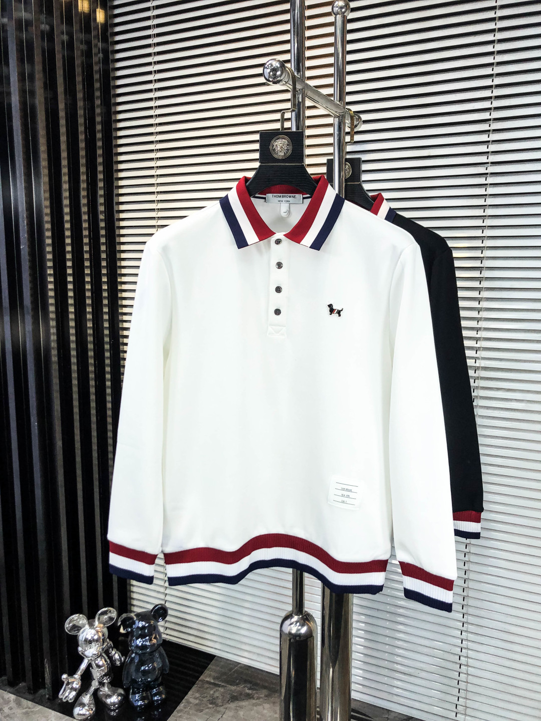 NO:624167,.TB.2025 new autumn and winter men's logo short-sleeved polo shirt continues the classic business casual lapel polo shirt. This polo shirt is made of mercerized cotton pique fabric, and the timeless design can transcend fashion trends. Classic style, 2 brand LOGOs are three-dimensional and unique, making the whole body more detailed. Fitted version, the fabric is made of cotton pique fabric, comfortable, skin-friendly, good breathability, and practical for daily commuting and leisure. Highly recommended. Size M-3XL  m wears 175/130,,T-shirt,alexander wang19860909.TB.2025秋冬新款男士标识短袖polo衫,延续经典商务休闲翻领POLO恤.该款Polo衫采用丝光珠地棉质珠地面料制成,隽永设计可跨越时尚潮流.经典款型,2品牌LOGO立体别致,让整体更具细节感 合体的版型,面料采用全棉珠地料,舒适,亲肤,透气好,平时通勤休闲都很实穿的一款 强烈推荐.尺码M-3XL m穿175/130,,T-shirt,alexander wang,Men's clothing