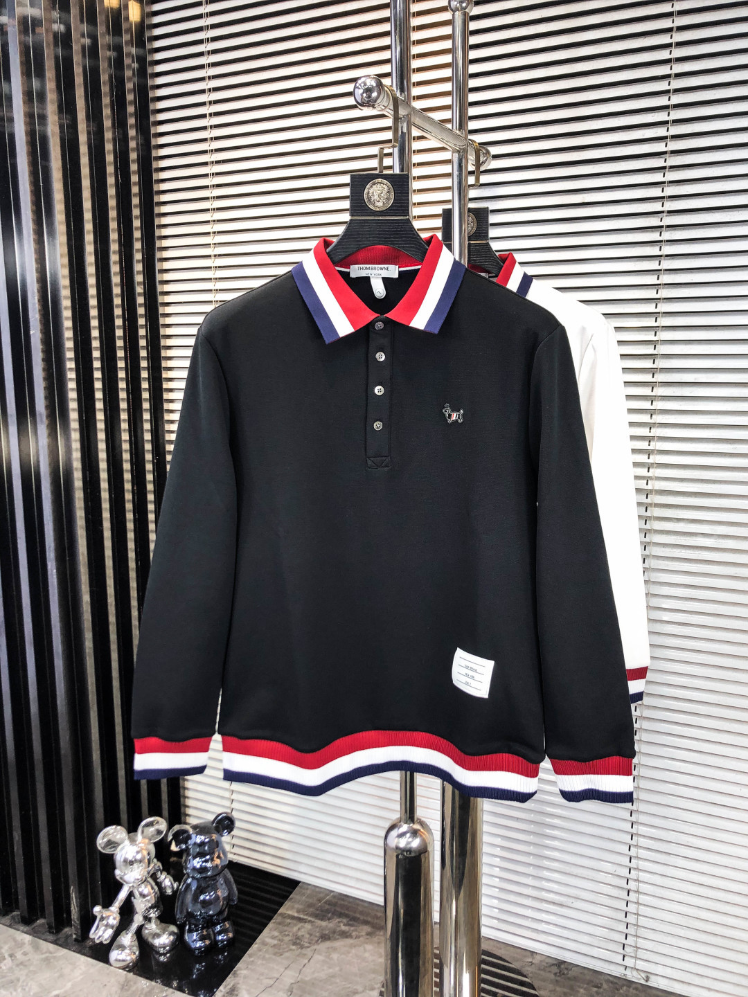 NO:624171,.TB.2025 new autumn and winter men's logo short-sleeved polo shirt continues the classic business casual lapel polo shirt. This polo shirt is made of mercerized pearl fabric, and the timeless design can transcend fashion trends. Classic style, 2 brand LOGOs are three-dimensional and unique, making the whole body more detailed. Fitted version, the fabric is made of cotton pique, comfortable, skin-friendly, good breathability, and practical for daily commuting and leisure. Highly recommended. Size M-3XL  m wears 175/130,,T-shirt,alexander wang19860909.TB.2025秋冬新款男士标识短袖polo衫,延续经典商务休闲翻领POLO恤.该款Polo衫采用丝光珠地面料制成,隽永设计可跨越时尚潮流.经典款型,2品牌LOGO立体别致,让整体更具细节感 合体的版型,面料采用全棉珠地料,舒适,亲肤,透气好,平时通勤休闲都很实穿的一款 强烈推荐.尺码M-3XL m穿175/130,,T-shirt,alexander wang,Men's clothing