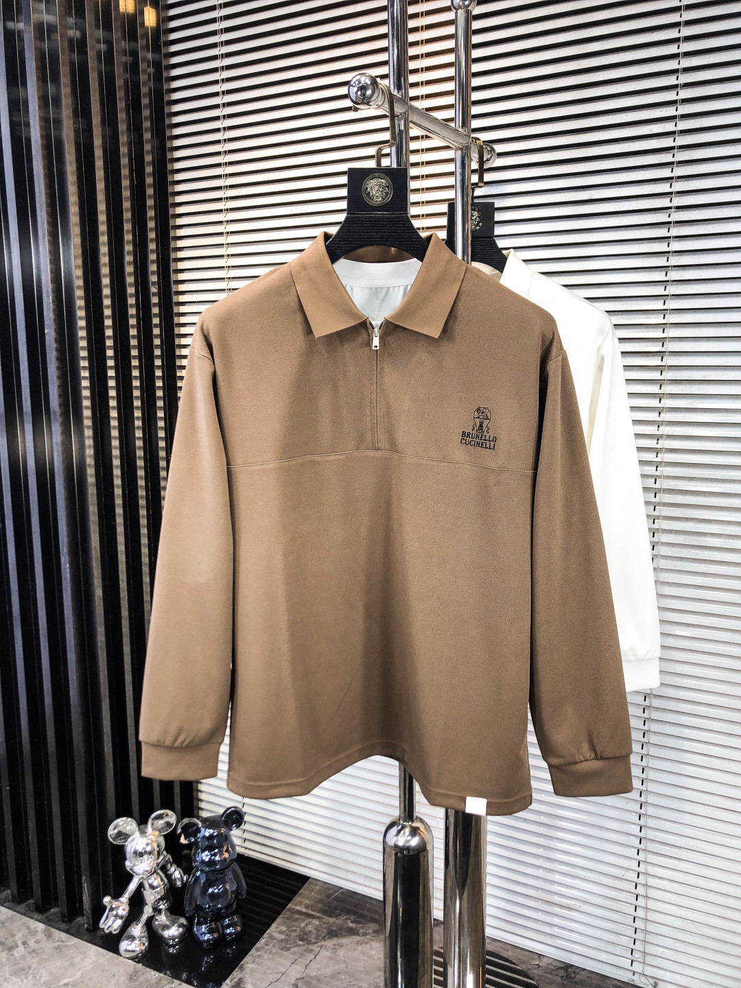 NO:624177,.BC.2025 new autumn and winter men's logo short-sleeved polo shirt continues the classic business casual lapel polo shirt. This polo shirt is made of mercerized sweater cotton fabric, and the timeless design can transcend fashion trends. Classic style, 2 brand LOGOs are three-dimensional and unique, making the whole body more detailed. Fitted version, the fabric is made of cotton pique, comfortable, skin-friendly, good breathability, practical for daily commuting and leisure. Highly recommended. Size M-3XL  m wears 175/130,,hoodie,sweatshirts,T-shirt,alexander wang19860909.BC.2025秋冬新款男士标识短袖polo衫,延续经典商务休闲翻领POLO恤.该款Polo衫采用丝光卫衣棉面料制成,隽永设计可跨越时尚潮流.经典款型,2品牌LOGO立体别致,让整体更具细节感 合体的版型,面料采用全棉珠地料,舒适,亲肤,透气好,平时通勤休闲都很实穿的一款 强烈推荐.尺码M-3XL m穿175/130,,hoodie,sweatshirts,T-shirt,alexander wang,Men's clothing