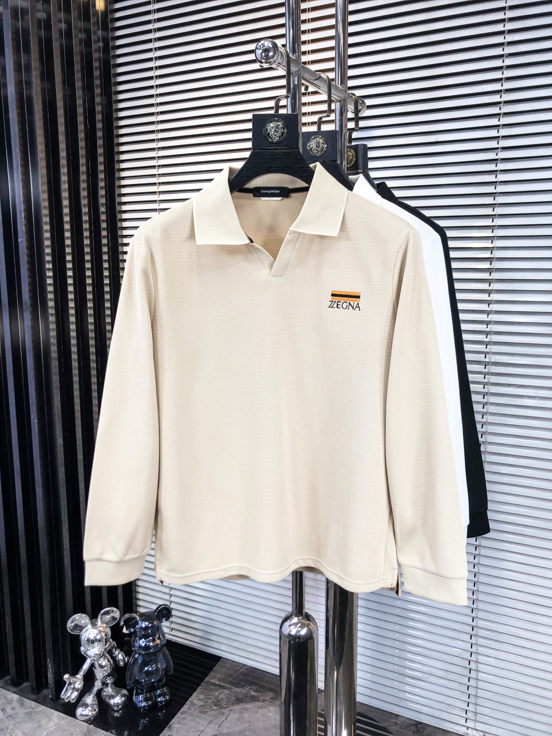 NO:624183,. Zegna. 2025 autumn and winter new men's logo short-sleeved polo shirt, continuing the classic business casual lapel polo shirt. This polo shirt is made of mercerized piqué cotton fabric, and the timeless design can transcend fashion trends. Classic style, 2 brand LOGOs are three-dimensional and unique, making the whole body more detailed. Fitted version, the fabric is made of cotton piqué material, comfortable, skin-friendly, good breathability, and practical for daily commuting and leisure. Highly recommended. Size M-3XL  m wears 175/130,,zegna,T-shirt,alexander wang19860909.杰尼亚.2025秋冬新款男士标识短袖polo衫,延续经典商务休闲翻领POLO恤.该款Polo衫采用丝光珠地棉面料制成,隽永设计可跨越时尚潮流.经典款型,2品牌LOGO立体别致,让整体更具细节感 合体的版型,面料采用全棉珠地料,舒适,亲肤,透气好,平时通勤休闲都很实穿的一款 强烈推荐.尺码M-3XL m穿175/130,,zegna,T-shirt,alexander wang,Men's clothing