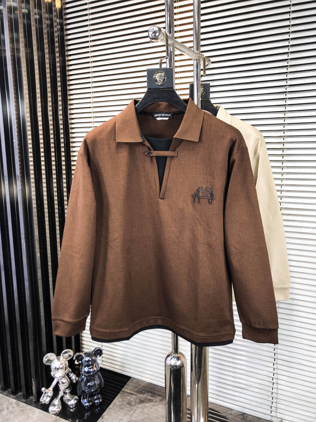 NO:624189,.Armani.2025 new autumn and winter men's logo short-sleeved polo shirt continues the classic business casual lapel polo shirt. This polo shirt is made of cotton and linen fabrics, and the timeless design can transcend fashion trends. Classic style, 2 brand LOGOs are three-dimensional and unique, making the whole body more detailed. Fitted version, the fabric is made of cotton pique, comfortable, skin-friendly, good breathability, and practical for daily commuting and leisure. Highly recommended. Size M-3XL  m wears 175/130,,armani,T-shirt,alexander wang19860909.阿玛尼.2025秋冬新款男士标识短袖polo衫,延续经典商务休闲翻领POLO恤.该款Polo衫采用棉麻棉面料制成,隽永设计可跨越时尚潮流.经典款型,2品牌LOGO立体别致,让整体更具细节感 合体的版型,面料采用全棉珠地料,舒适,亲肤,透气好,平时通勤休闲都很实穿的一款 强烈推荐.尺码M-3XL m穿175/130,,armani,T-shirt,alexander wang,Men's clothing