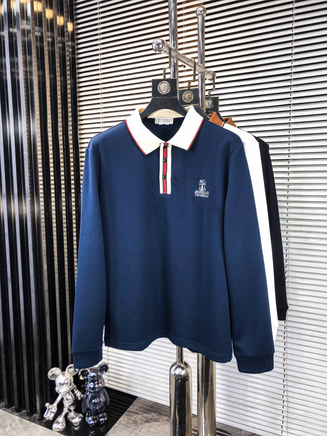 NO:624195,.BC.2025 new autumn and winter men's logo short-sleeved polo shirt continues the classic business casual lapel polo shirt. This polo shirt is made of mercerized piqué cotton fabric, and the timeless design can transcend fashion trends. Classic style, 2 brand LOGOs are three-dimensional and unique, making the whole body more detailed. Fitted version, the fabric is made of cotton piqué material, comfortable, skin-friendly, good breathability, and practical for daily commuting and leisure. Highly recommended. Size M-3XL  m wears 175/130,,T-shirt,alexander wang19860909.BC.2025秋冬新款男士标识短袖polo衫,延续经典商务休闲翻领POLO恤.该款Polo衫采用丝光珠地棉面料制成,隽永设计可跨越时尚潮流.经典款型,2品牌LOGO立体别致,让整体更具细节感 合体的版型,面料采用全棉珠地料,舒适,亲肤,透气好,平时通勤休闲都很实穿的一款 强烈推荐.尺码M-3XL m穿175/130,,T-shirt,alexander wang,Men's clothing