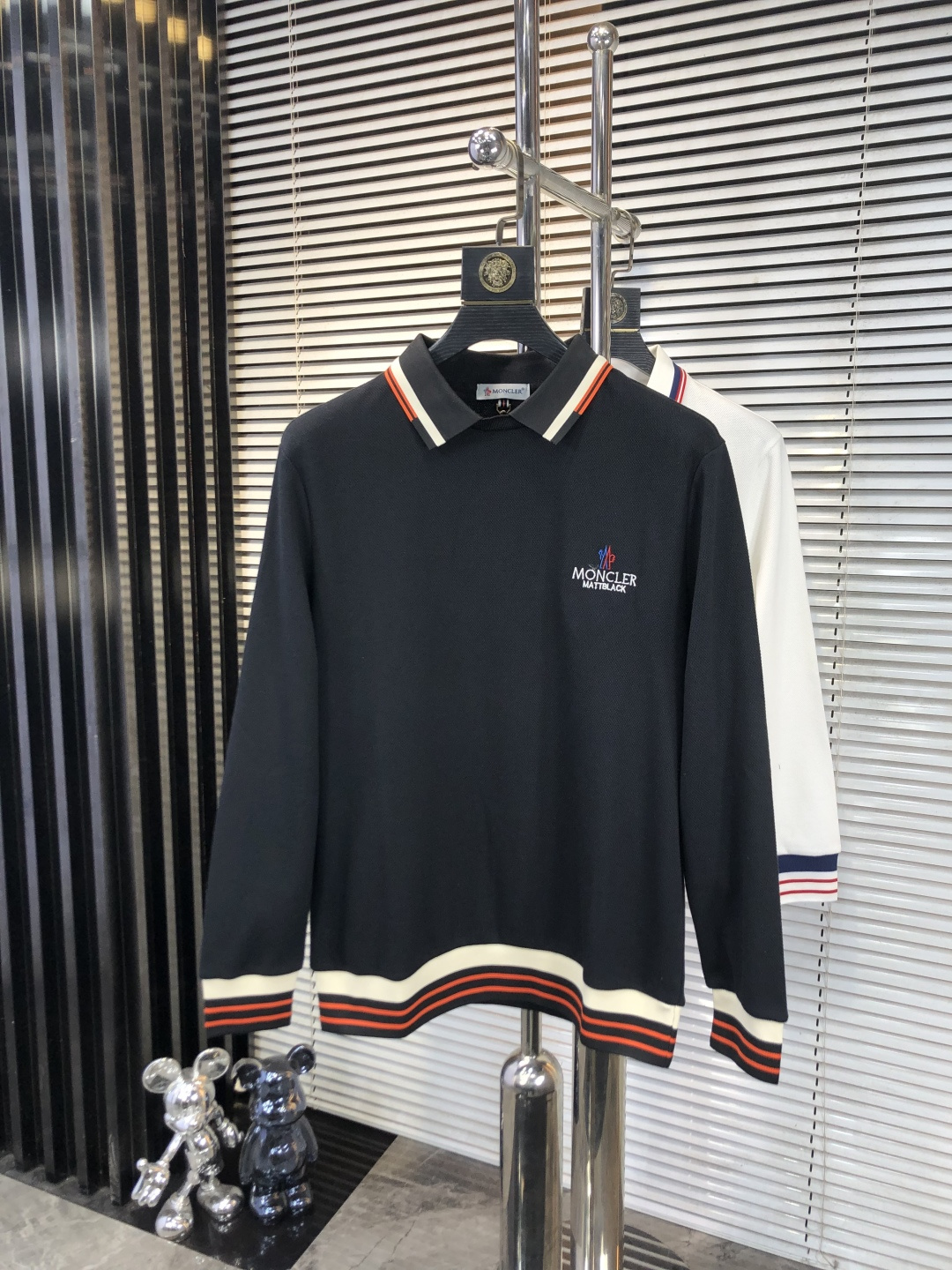 NO:624201,. Covered mouth. 2025 autumn and winter new men's logo short-sleeved polo shirt, continuing the classic business casual lapel polo shirt. This polo shirt is made of mercerized piqué cotton fabric, and the timeless design can transcend fashion trends. Classic style, 2 brand LOGOs are three-dimensional and unique, making the whole body more detailed. Fitted version, the fabric is made of cotton piqué material, comfortable, skin-friendly, good breathability, and practical for daily commuting and leisure. Highly recommended. Size M-3XL  m wears 175/130,,Moncler,T-shirt,alexander wang19860909.蒙口.2025秋冬新款男士标识短袖polo衫,延续经典商务休闲翻领POLO恤.该款Polo衫采用丝光珠地棉面料制成,隽永设计可跨越时尚潮流.经典款型,2品牌LOGO立体别致,让整体更具细节感 合体的版型,面料采用全棉珠地料,舒适,亲肤,透气好,平时通勤休闲都很实穿的一款 强烈推荐.尺码M-3XL m穿175/130,,Moncler,T-shirt,alexander wang,Men's clothing