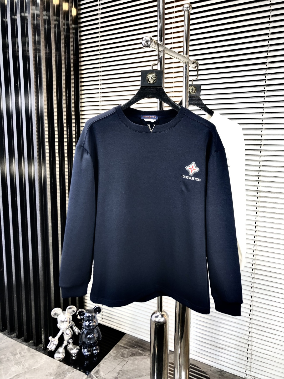 NO:624213,.Lv. 2025 autumn and winter new letter l space cotton sweatshirt. Channel boutique!  Urban series products, made with letter logo elements that are highly luxurious, a must-have style for high-end temperament types, 2 a single product with a strong sense of style and charm!  The original customized imported double-sided water-soluble cotton fabric has a comfortable hand feel, the embroidered letter design effect is quite exquisite, fashionable, classic and versatile!  Size M—XXXL.m wears 175/130 pounds,,louis vuitton,hoodie,sweatshirts,alexander wang19860909.Lv.2025秋冬新款字母l太空棉卫衣.渠道精品！都市系列产物,奢华程度满分的字母logo元素打造,高端气质型必入的极品款式,2一款极具腔调感与魅力的单品！ 原版定制进口双面水溶棉面料,手感舒适,刺绣字母设计效果相当精致,时尚经典百搭！ 尺码M—XXXL.m穿175/130斤,,louis vuitton,hoodie,sweatshirts,alexander wang,Men's clothing