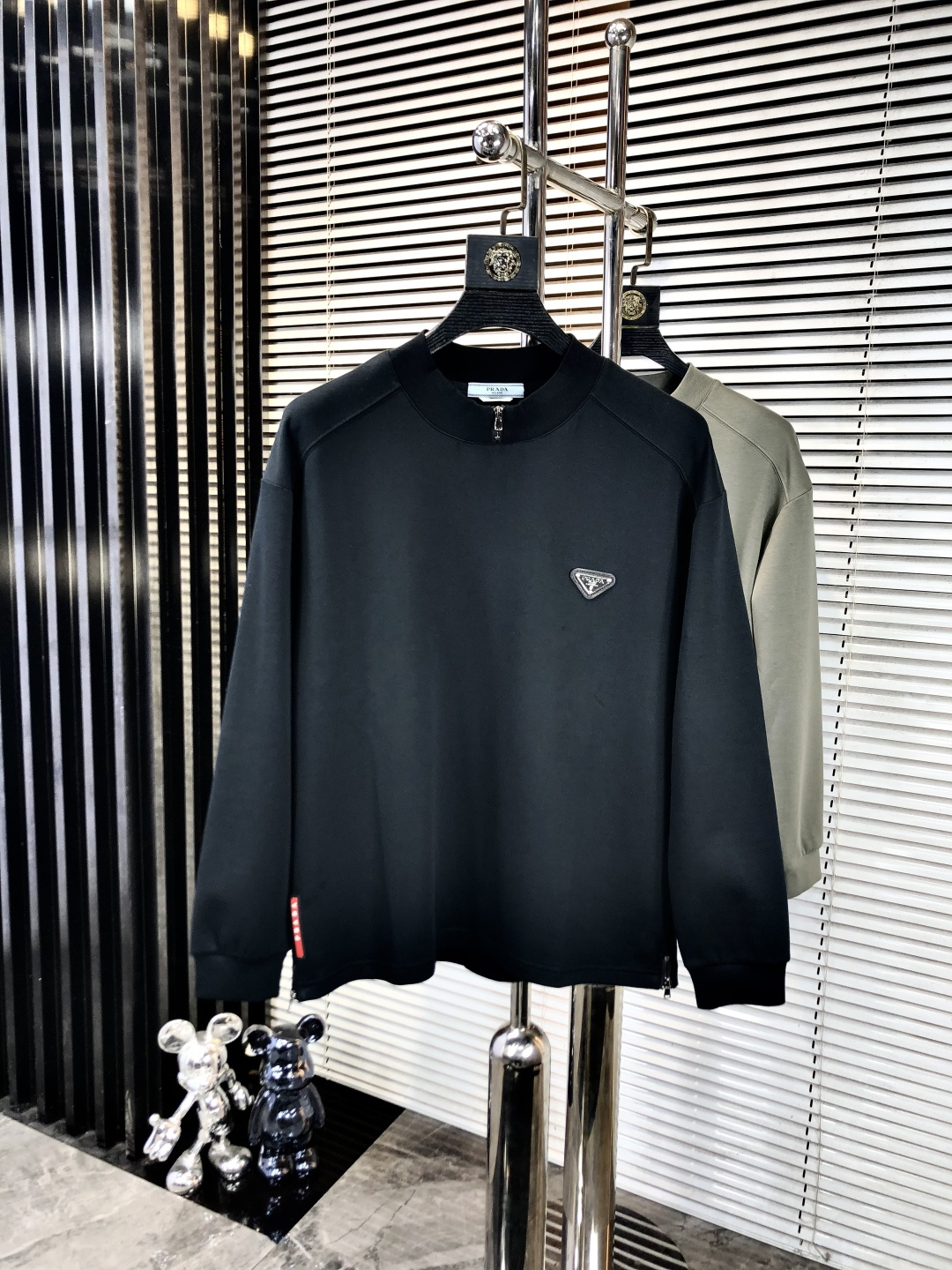 NO:624219,.Prada. 2025 autumn and winter new letter L space cotton sweatshirt. Channel boutique!  Urban series products, made with letter logo elements that are highly luxurious, a must-have style for high-end temperament types, 2 a single product with a strong sense of style and charm!  The original customized imported double-sided water-soluble cotton fabric has a comfortable hand feel, the embroidered letter design effect is quite exquisite, fashionable, classic and versatile!  Size M—XXXL.m wears 175/130 pounds, prada, hoodie, sweatshirts, alexander wang19860909.普拉达.2025秋冬新款字母l太空棉卫衣.渠道精品！都市系列产物,奢华程度满分的字母logo元素打造,高端气质型必入的极品款式,2一款极具腔调感与魅力的单品！ 原版定制进口双面水溶棉面料,手感舒适,刺绣字母设计效果相当精致,时尚经典百搭！ 尺码M—XXXL.m穿175/130斤,,prada,hoodie,sweatshirts,alexander wang,Men's clothing