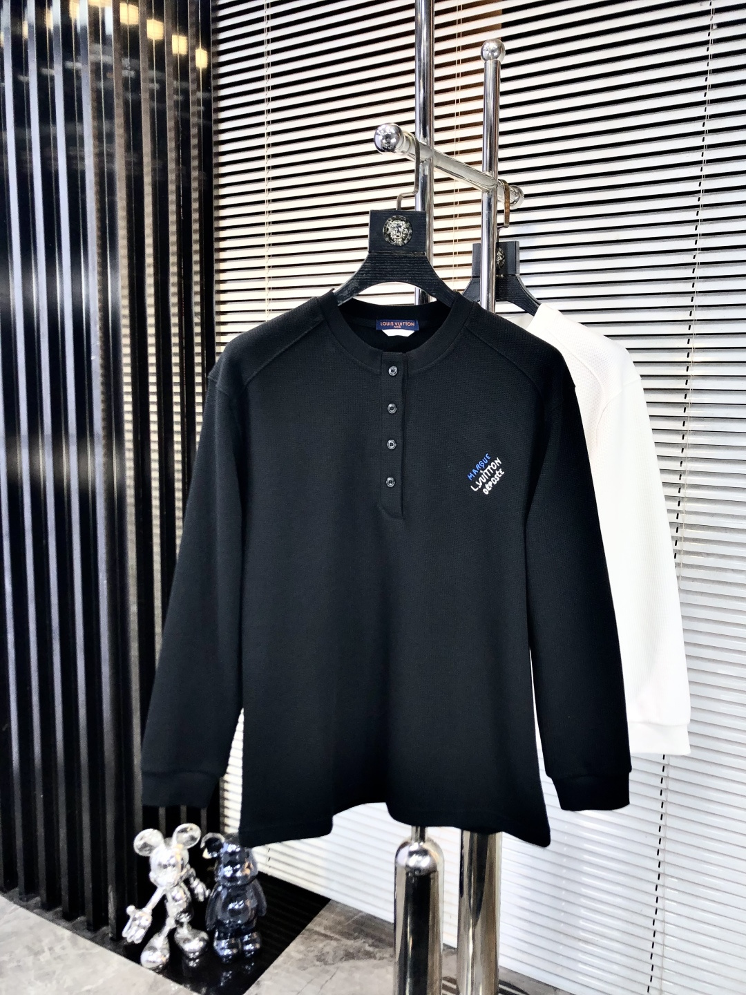 NO:624225,.Lv. 2025 autumn and winter new letter pique sweatshirt. Channel boutique!  Urban series products, made with letter logo elements that are highly luxurious, a must-have style for high-end temperament types, 2 a single product with a strong sense of style and charm!  The original customized imported double-sided water-soluble cotton fabric has a comfortable hand feel, the embroidered letter design effect is quite exquisite, fashionable, classic and versatile!  Size M—XXXL.m wears 175/130 pounds,,louis vuitton,hoodie,sweatshirts,alexander wang19860909.Lv.2025秋冬新款字母珠地卫衣.渠道精品！都市系列产物,奢华程度满分的字母logo元素打造,高端气质型必入的极品款式,2一款极具腔调感与魅力的单品！ 原版定制进口双面水溶棉面料,手感舒适,刺绣字母设计效果相当精致,时尚经典百搭！ 尺码M—XXXL.m穿175/130斤,,louis vuitton,hoodie,sweatshirts,alexander wang,Men's clothing