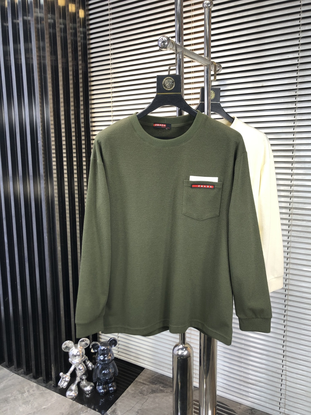 NO:624173,.Prada. 2025 autumn and winter new letter L space cotton sweatshirt. Channel boutique!  Urban series products, made with letter logo elements that are highly luxurious, a must-have style for high-end temperament types, 2 a single product with a strong sense of style and charm!  The original customized imported double-sided water-soluble cotton fabric has a comfortable hand feel, the embroidered letter design effect is quite exquisite, fashionable, classic and versatile!  Size M—XXXL.m wears 175/130 pounds, prada, hoodie, sweatshirts, alexander wang19860909.普拉达.2025秋冬新款字母l太空棉卫衣.渠道精品！都市系列产物,奢华程度满分的字母logo元素打造,高端气质型必入的极品款式,2一款极具腔调感与魅力的单品！ 原版定制进口双面水溶棉面料,手感舒适,刺绣字母设计效果相当精致,时尚经典百搭！ 尺码M—XXXL.m穿175/130斤,,prada,hoodie,sweatshirts,alexander wang,Men's clothing