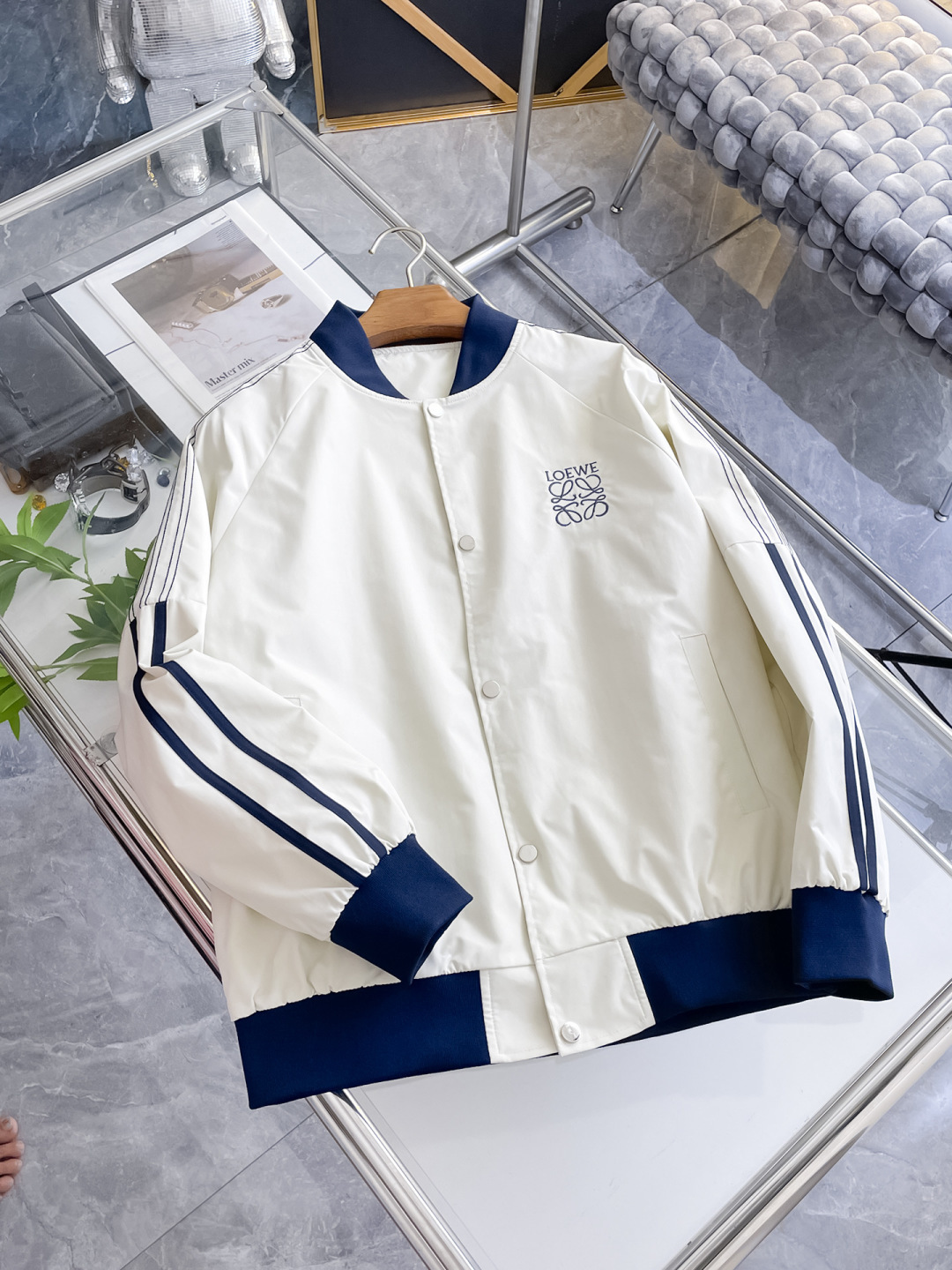 NO:624179,.Loewe.25 new autumn and winter jackets are on sale for casual daily wear!  The upper body modifies the body shape, perfectly integrating fashion aesthetics and new urban business and leisure concepts. The whole body interprets the Italian minimalist, capable and outdoor functional style to the extreme. It is both solemn and harmonious, creating a unique styling item. The overall outline tends to be simple style. 88's rather individual and yuppie detail processing enriches the overall vision. The wardrobe is perfect for business and leisure and has a high attendance rate!  It's something you can meet but can't ask for!  Size M-3XL m wears 175/130,,loewe,jackets & coats,jackets & coats,alexander wang19860909.罗意威.25秋冬新品发售夹克外套,休闲日常穿搭！上身修饰身形、将时装美学和新都市商务休闲概念完美融合,通体将意式的极简、干练和户外功能性风格极致诠释,亦庄亦谐,塑造出别具一格的造型单品,整体轮廓趋于简约风格,88颇为个性且雅痞的细节处理,丰富了整体视觉.衣橱商务休闲绝佳的高出勤率！可遇而不可求！码数M-3XL m穿175/130,,loewe,jackets & coats,jackets & coats,alexander wang,Men's clothing