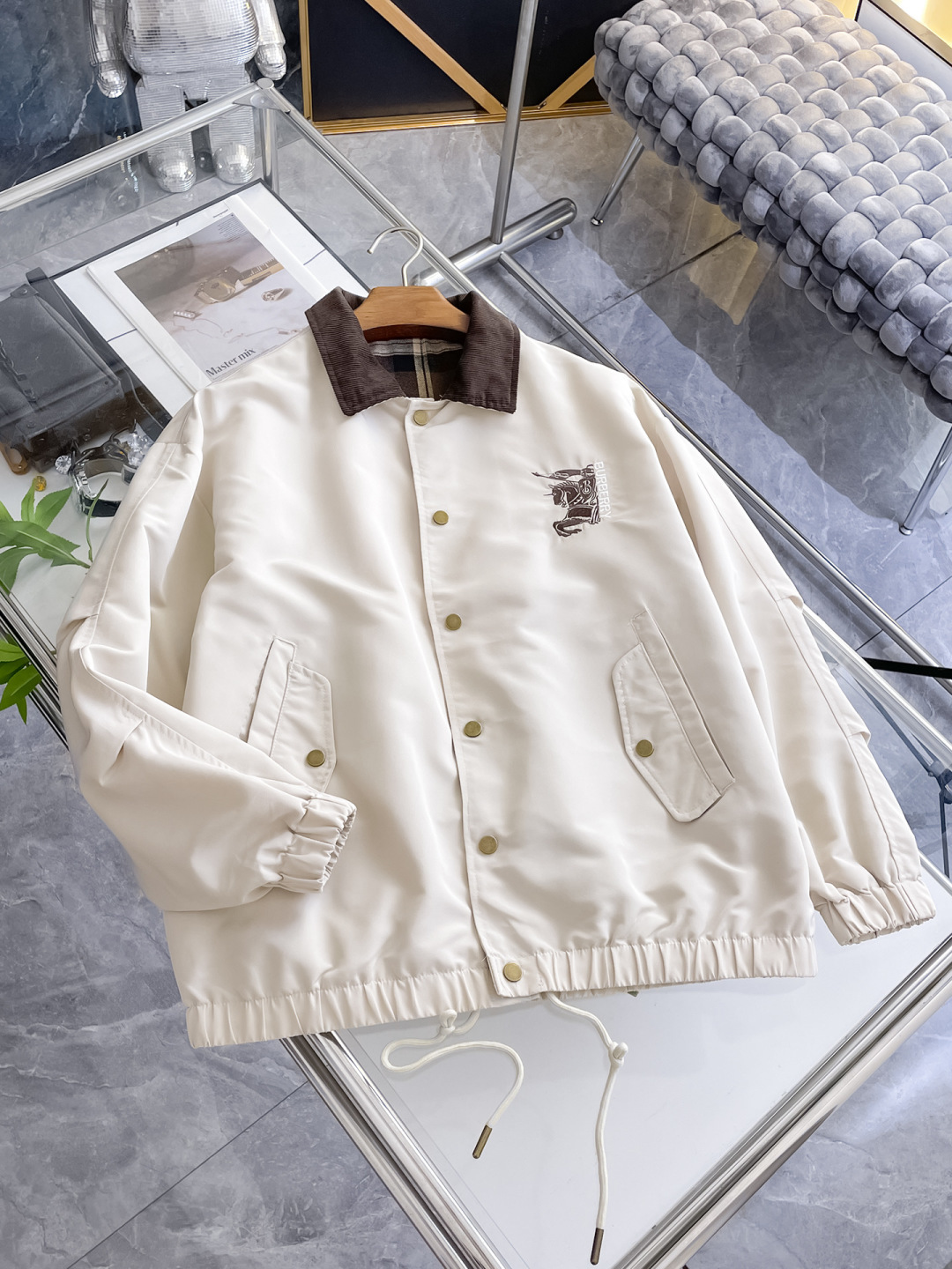 NO:624185,.Burberry.25 new autumn and winter jackets are on sale for casual daily wear!  The upper body modifies the body shape, perfectly integrating fashion aesthetics and new urban business and leisure concepts. The whole body interprets the Italian minimalist, capable and outdoor functional style to the extreme. It is both solemn and harmonious, creating a unique styling item. The overall outline tends to be simple style. 88's rather individual and yuppie detail processing enriches the overall vision. The wardrobe is perfect for business and leisure and has a high attendance rate!  It's something you can meet but can't ask for!  Size M-3XL m wears 175/130,,burberry,jackets & coats,jackets & coats,alexander wang19860909.巴宝莉.25秋冬新品发售夹克外套,休闲日常穿搭！上身修饰身形、将时装美学和新都市商务休闲概念完美融合,通体将意式的极简、干练和户外功能性风格极致诠释,亦庄亦谐,塑造出别具一格的造型单品,整体轮廓趋于简约风格,88颇为个性且雅痞的细节处理,丰富了整体视觉.衣橱商务休闲绝佳的高出勤率！可遇而不可求！码数M-3XL m穿175/130,,burberry,jackets & coats,jackets & coats,alexander wang,Men's clothing