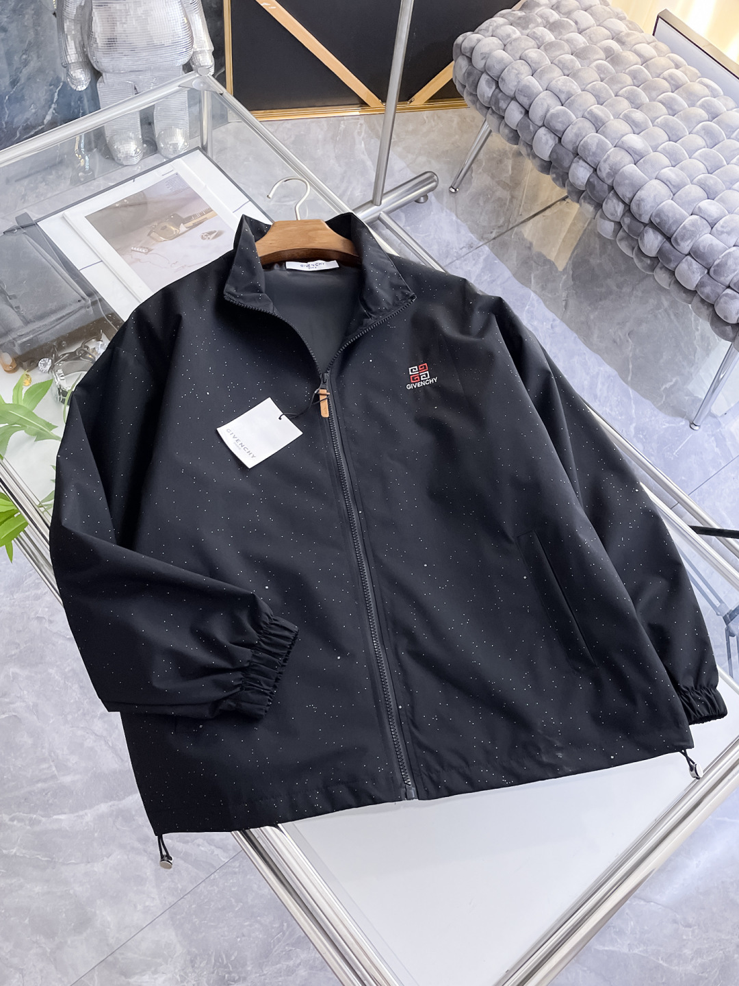 NO:624191,.Givenchy.25 new autumn and winter jackets are on sale, for casual daily wear!  The upper body modifies the body shape, perfectly integrating fashion aesthetics and new urban business and leisure concepts. The whole body interprets the Italian minimalist, capable and outdoor functional style to the extreme. It is both solemn and harmonious, creating a unique styling item. The overall outline tends to be simple style. 88's rather individual and yuppie detail processing enriches the overall vision. The wardrobe is perfect for business and leisure and has a high attendance rate!  It's something you can meet but can't ask for!  Size M-3XL m wears 175/130,,givenchy,jackets & coats,jackets & coats,alexander wang19860909.纪梵希.25秋冬新品发售夹克外套,休闲日常穿搭！上身修饰身形、将时装美学和新都市商务休闲概念完美融合,通体将意式的极简、干练和户外功能性风格极致诠释,亦庄亦谐,塑造出别具一格的造型单品,整体轮廓趋于简约风格,88颇为个性且雅痞的细节处理,丰富了整体视觉.衣橱商务休闲绝佳的高出勤率！可遇而不可求！码数M-3XL m穿175/130,,givenchy,jackets & coats,jackets & coats,alexander wang,Men's clothing