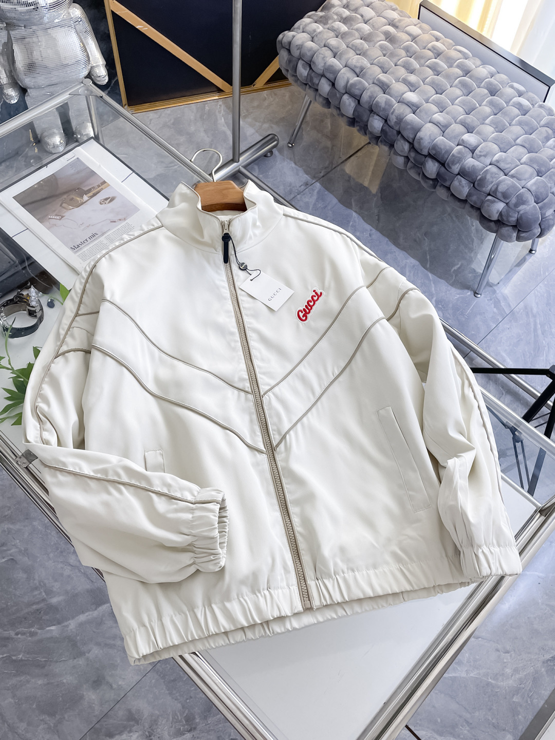 NO:624197,.Gucci.25 new autumn and winter jackets are on sale for casual daily wear!  The upper body modifies the body shape, perfectly integrating fashion aesthetics and new urban business and leisure concepts. The whole body interprets the Italian minimalist, capable and outdoor functional style to the extreme. It is both solemn and harmonious, creating a unique styling item. The overall outline tends to be simple style. 88's rather individual and yuppie detail processing enriches the overall vision. The wardrobe is perfect for business and leisure and has a high attendance rate!  It's something you can meet but can't ask for!  Size M-3XL m wears 175/130,,gucci,jackets & coats,jackets & coats,alexander wang19860909.Gucci.25秋冬新品发售夹克外套,休闲日常穿搭！上身修饰身形、将时装美学和新都市商务休闲概念完美融合,通体将意式的极简、干练和户外功能性风格极致诠释,亦庄亦谐,塑造出别具一格的造型单品,整体轮廓趋于简约风格,88颇为个性且雅痞的细节处理,丰富了整体视觉.衣橱商务休闲绝佳的高出勤率！可遇而不可求！码数M-3XL m穿175/130,,gucci,jackets & coats,jackets & coats,alexander wang,Men's clothing