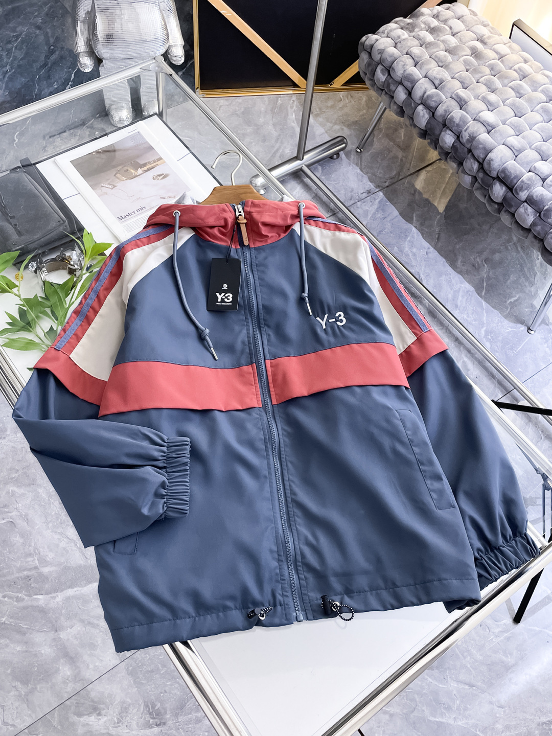 NO:624203,.Y3.25 new autumn and winter jackets are on sale for casual daily wear!  The upper body modifies the body shape, perfectly integrating fashion aesthetics and new urban business and leisure concepts. The whole body interprets the Italian minimalist, capable and outdoor functional style to the extreme. It is both solemn and harmonious, creating a unique styling item. The overall outline tends to be simple style. 88's rather individual and yuppie detail processing enriches the overall vision. The wardrobe is perfect for business and leisure and has a high attendance rate!  It's something you can meet but can't ask for!  Size M-3XL m wears 175/130,,jackets & coats,jackets & coats,alexander wang19860909.Y3.25秋冬新品发售夹克外套,休闲日常穿搭！上身修饰身形、将时装美学和新都市商务休闲概念完美融合,通体将意式的极简、干练和户外功能性风格极致诠释,亦庄亦谐,塑造出别具一格的造型单品,整体轮廓趋于简约风格,88颇为个性且雅痞的细节处理,丰富了整体视觉.衣橱商务休闲绝佳的高出勤率！可遇而不可求！码数M-3XL m穿175/130,,jackets & coats,jackets & coats,alexander wang,Men's clothing